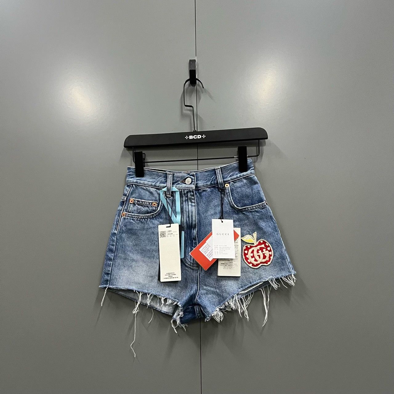 Gucci Gucci Apple Patch Denim Shorts Size 23 Size 23" - 2 Thumbnail