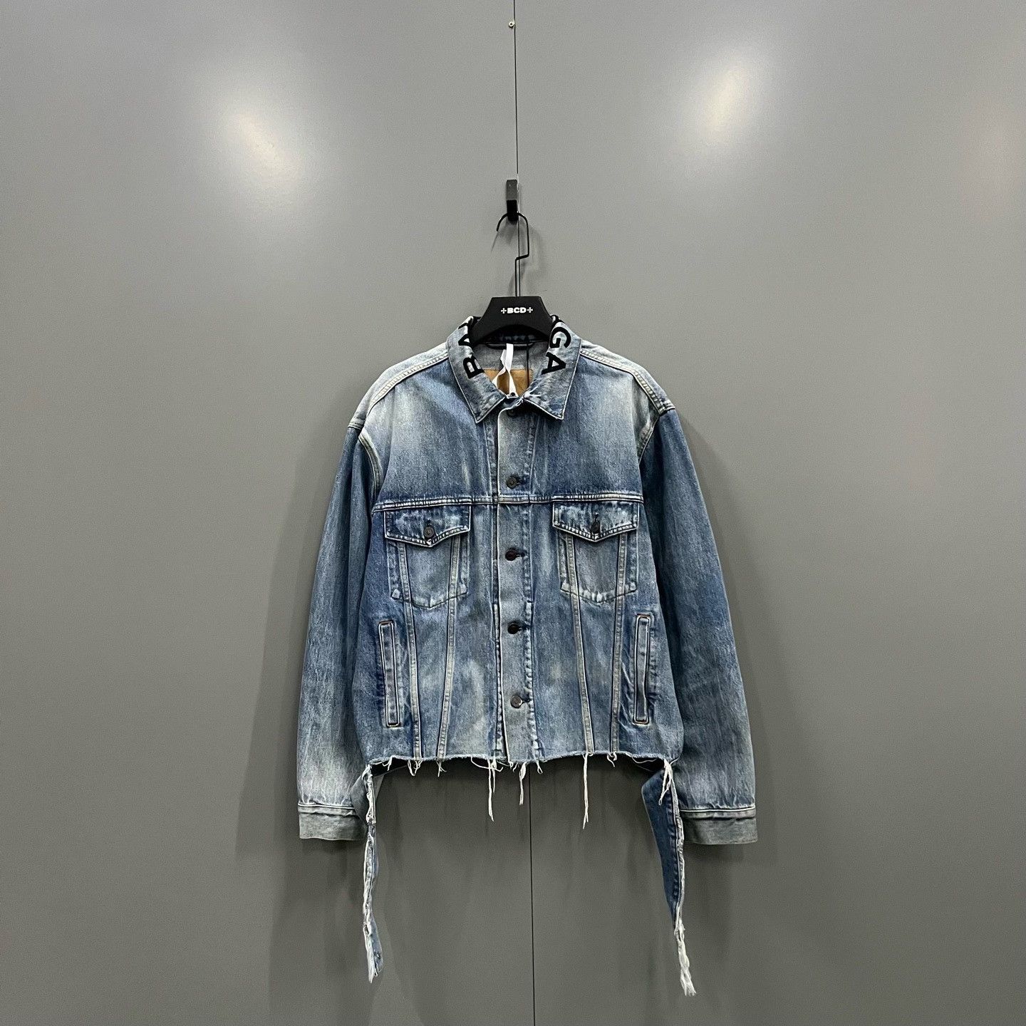 Balenciaga Balenciaga Logo Collar Distressed Denim Jacket Size 34 Size XS / US 0-2 / IT 36-38 - 2 Thumbnail