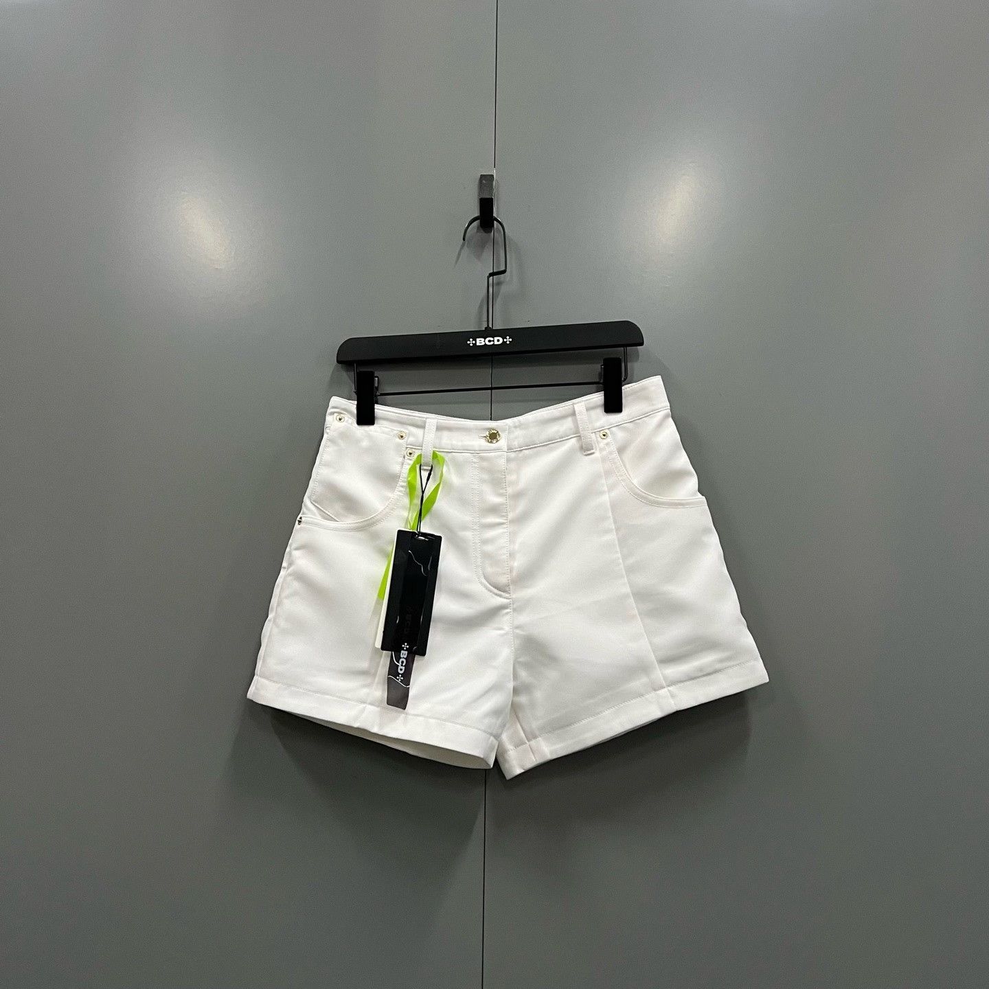 Louis Vuitton Louis Vuitton White Shorts Size 38 Size 27" / US 4 / IT 40 - 2 Thumbnail