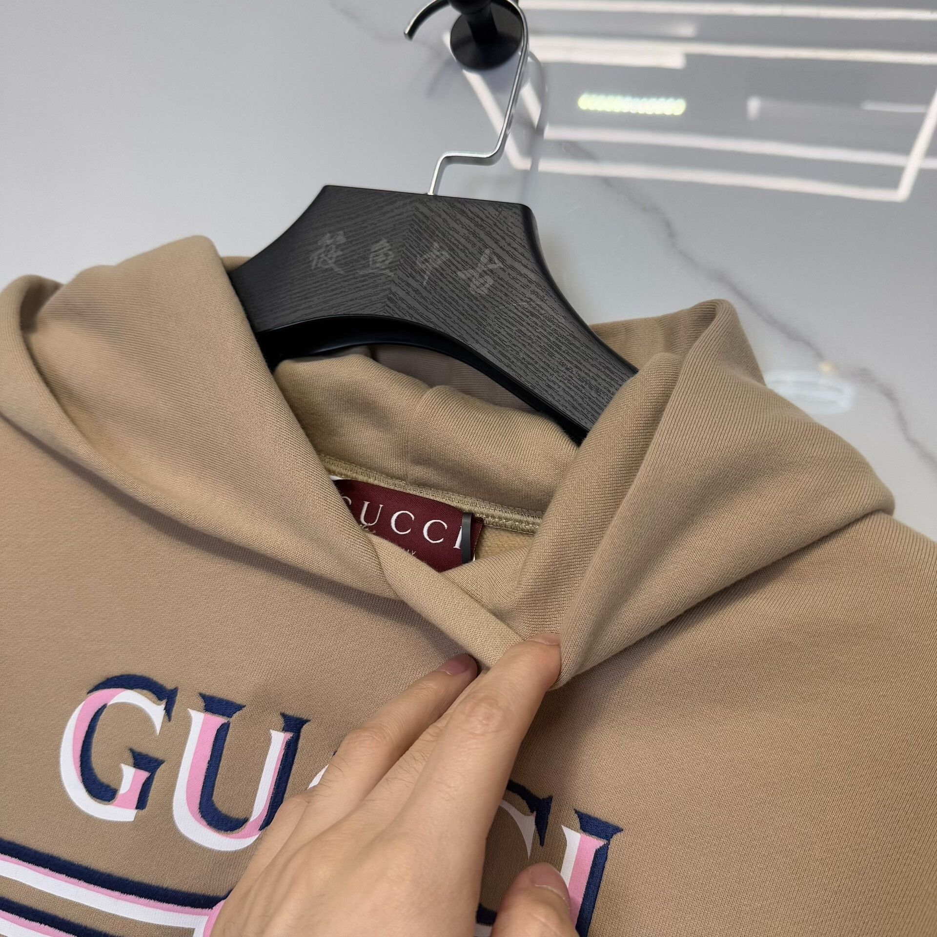 Gucci Gucci Logo Print Hoodie Camel Size L Size US L / EU 52-54 / 3 - 7 Thumbnail