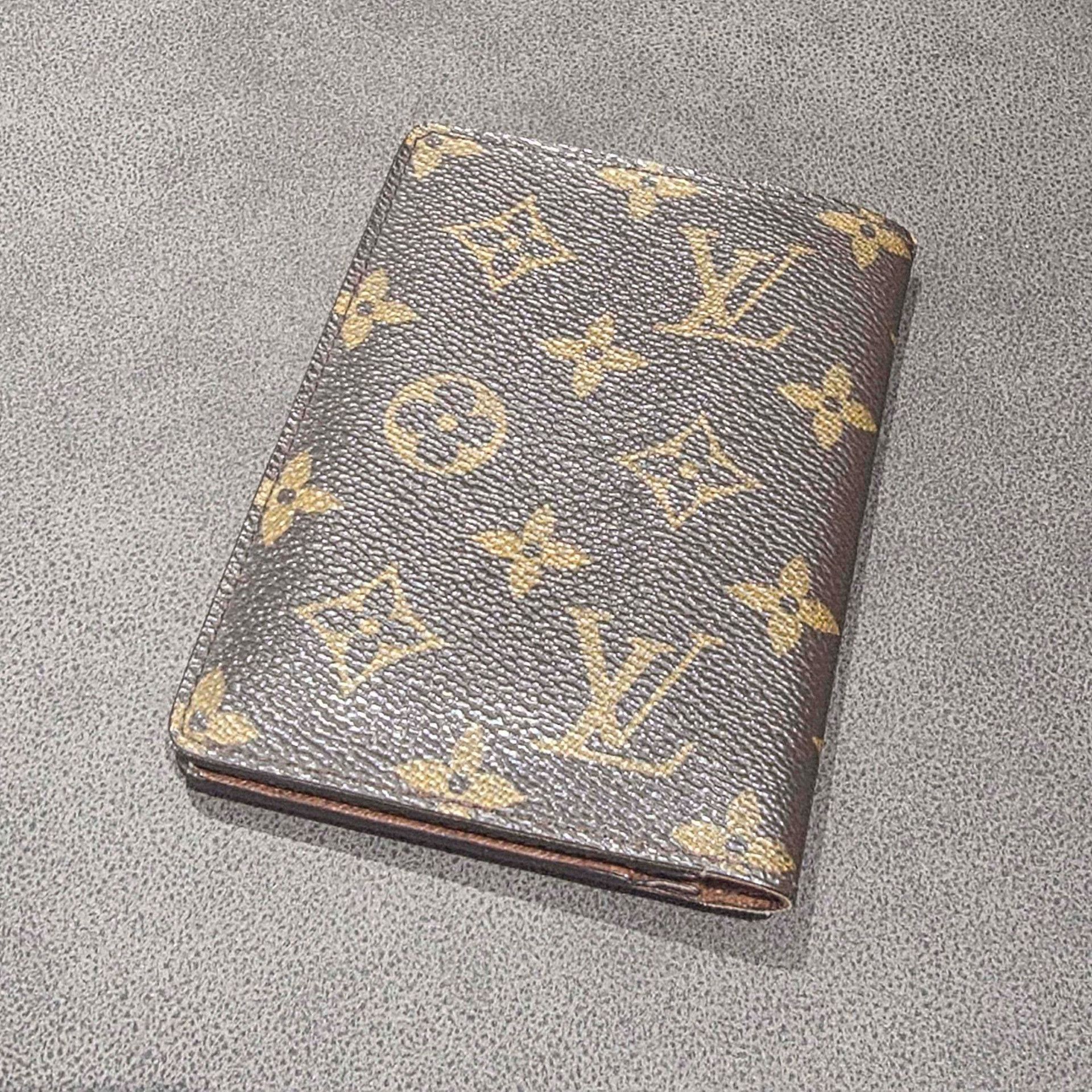 Louis Vuitton Louis Vuitton Monogram Passport Cover One Size Size ONE SIZE - 3 Thumbnail