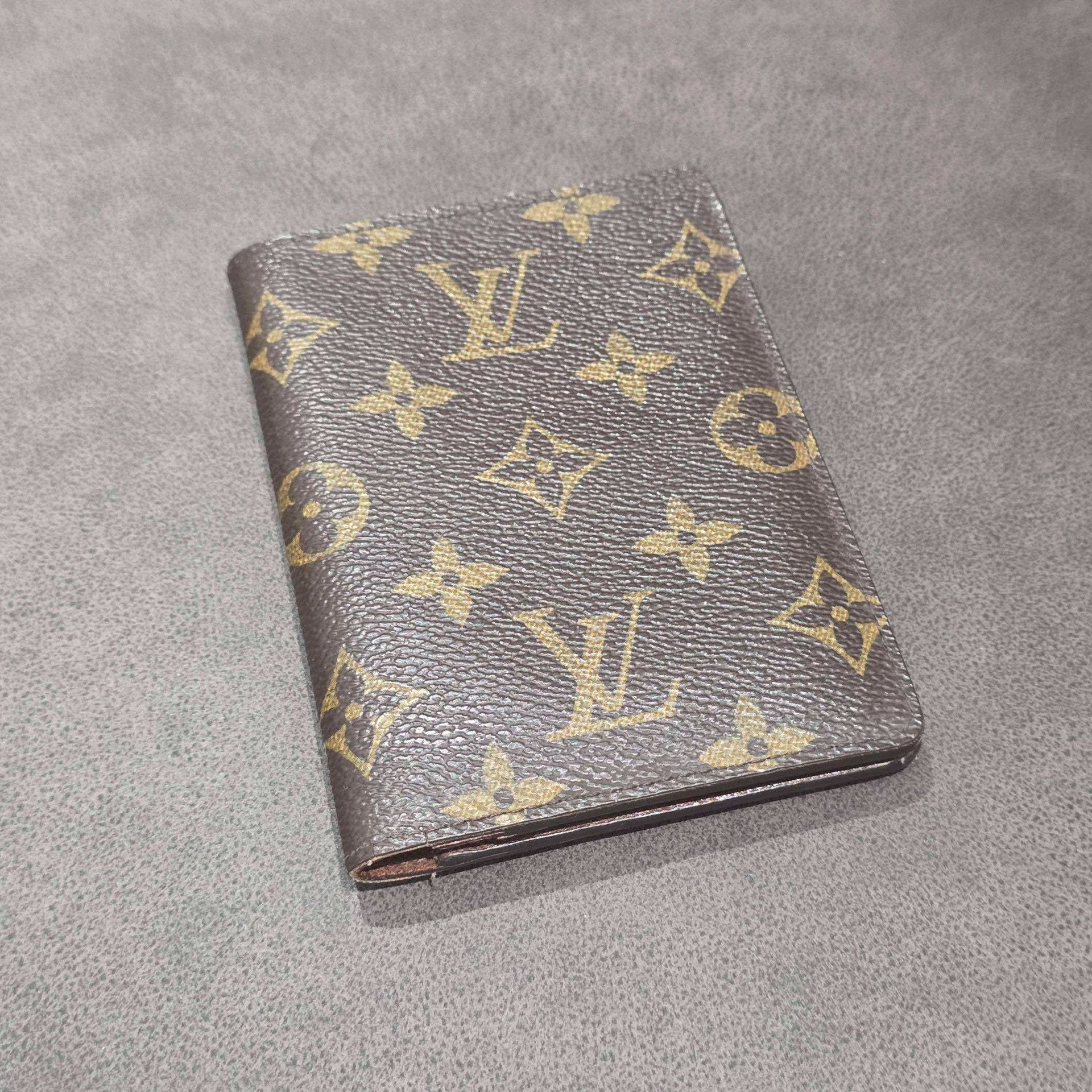 Louis Vuitton Louis Vuitton Monogram Passport Cover One Size Size ONE SIZE - 2 Thumbnail