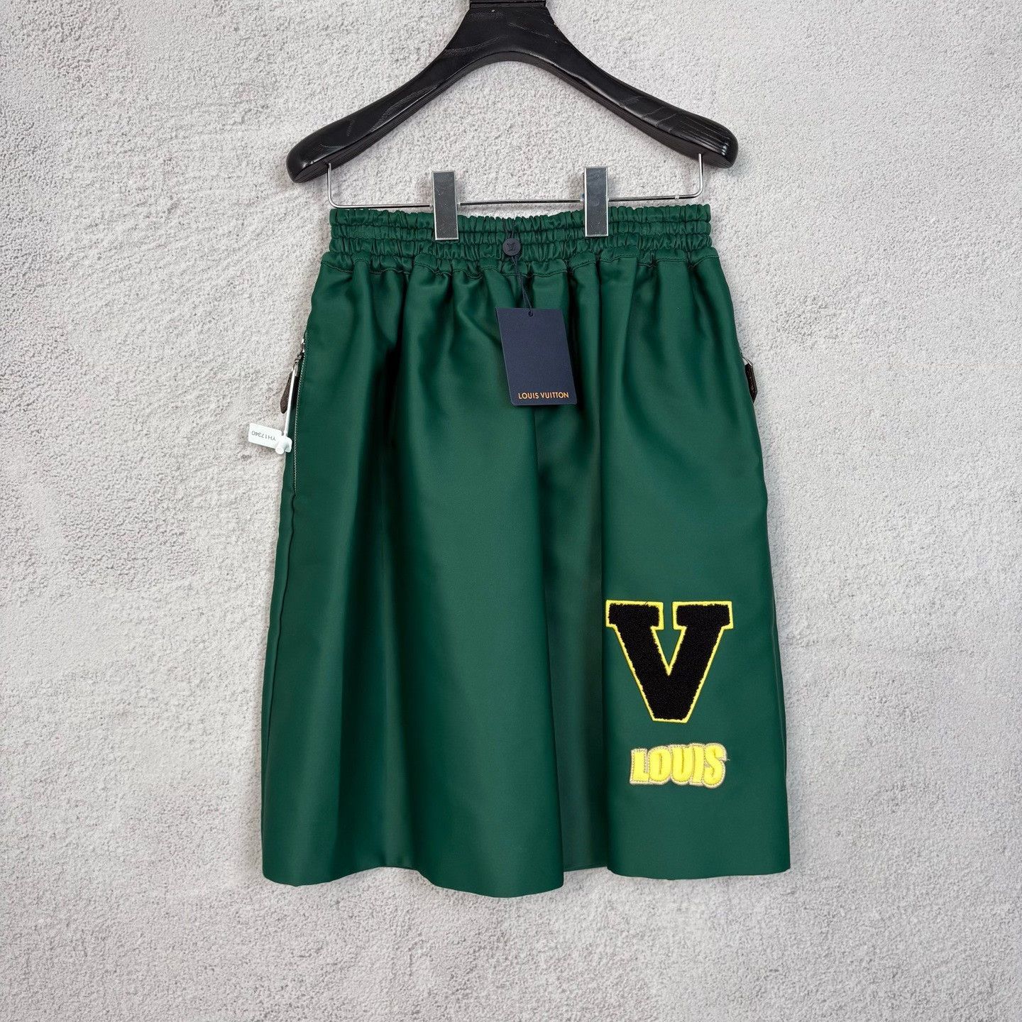 Louis Vuitton Louis Vuitton V Logo Mini Skirt Size 36 Size 26" / US 2 / IT 38 - 2 Thumbnail