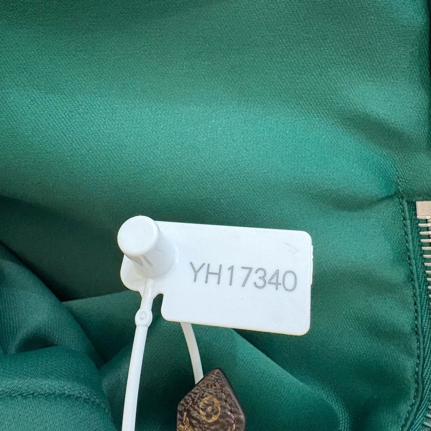 Louis Vuitton Louis Vuitton V Logo Mini Skirt Size 36 Size 26" / US 2 / IT 38 - 9 Thumbnail