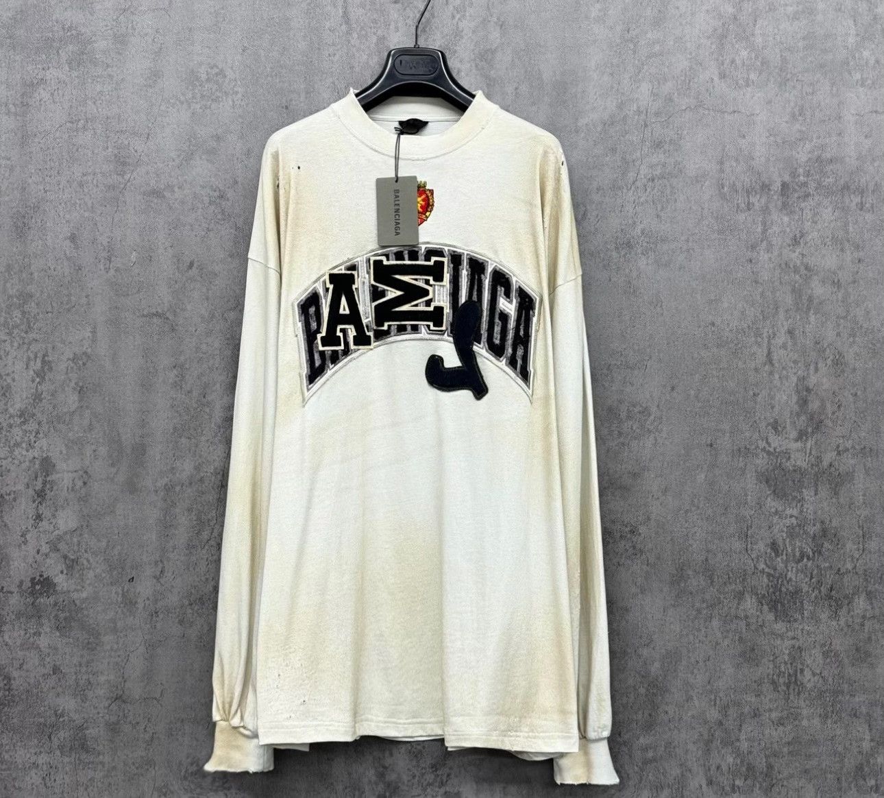 Balenciaga Balenciaga Distressed Crest Logo Long Sleeve Tee Size L Size US L / EU 52-54 / 3 - 2 Thumbnail
