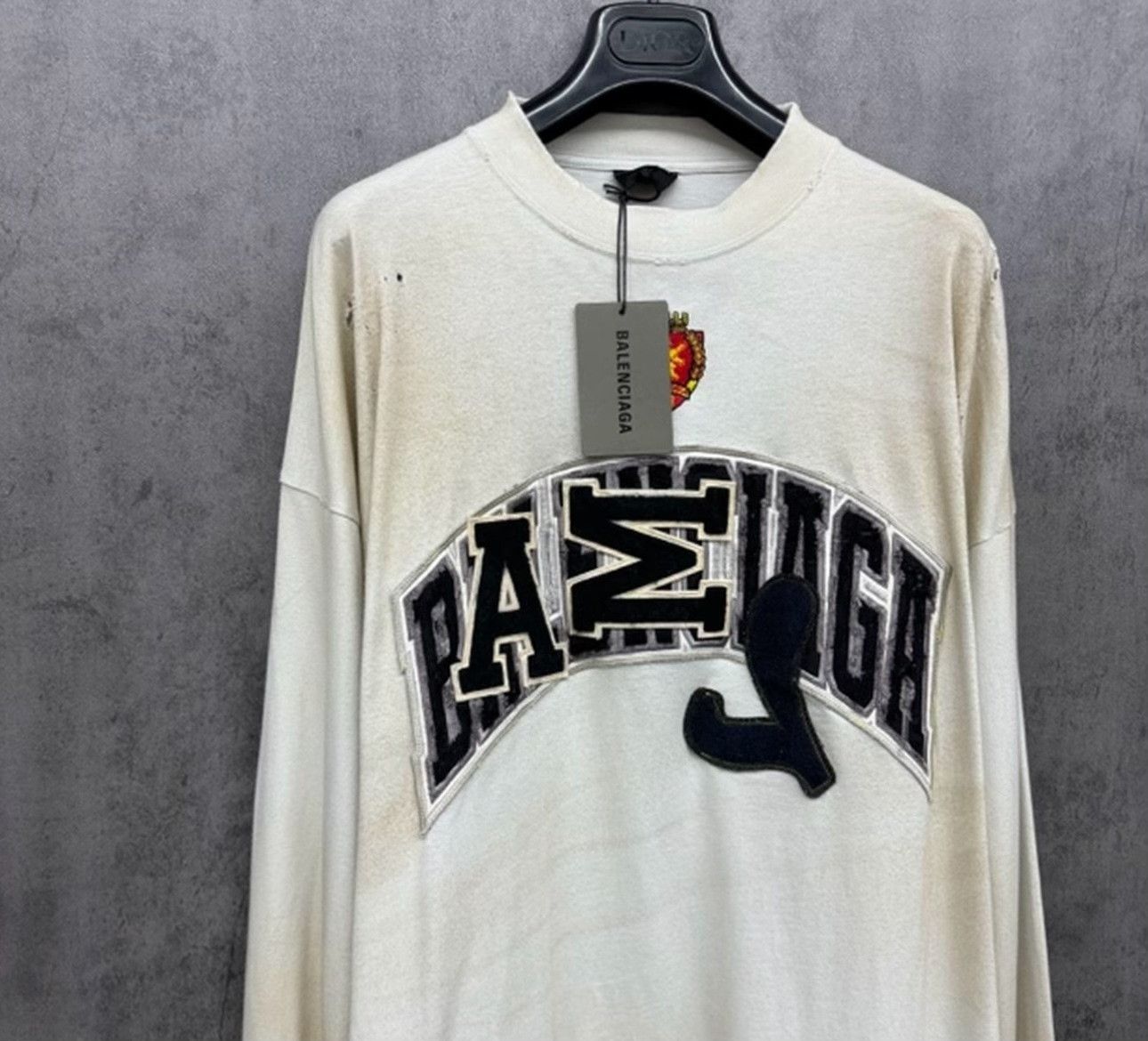 Balenciaga Balenciaga Distressed Crest Logo Long Sleeve Tee Size L Size US L / EU 52-54 / 3 - 3 Thumbnail