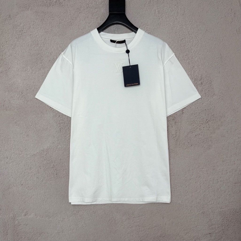 Louis Vuitton Louis Vuitton Embossed Logo T-Shirt Size XL Size US XL / EU 56 / 4 - 2 Thumbnail