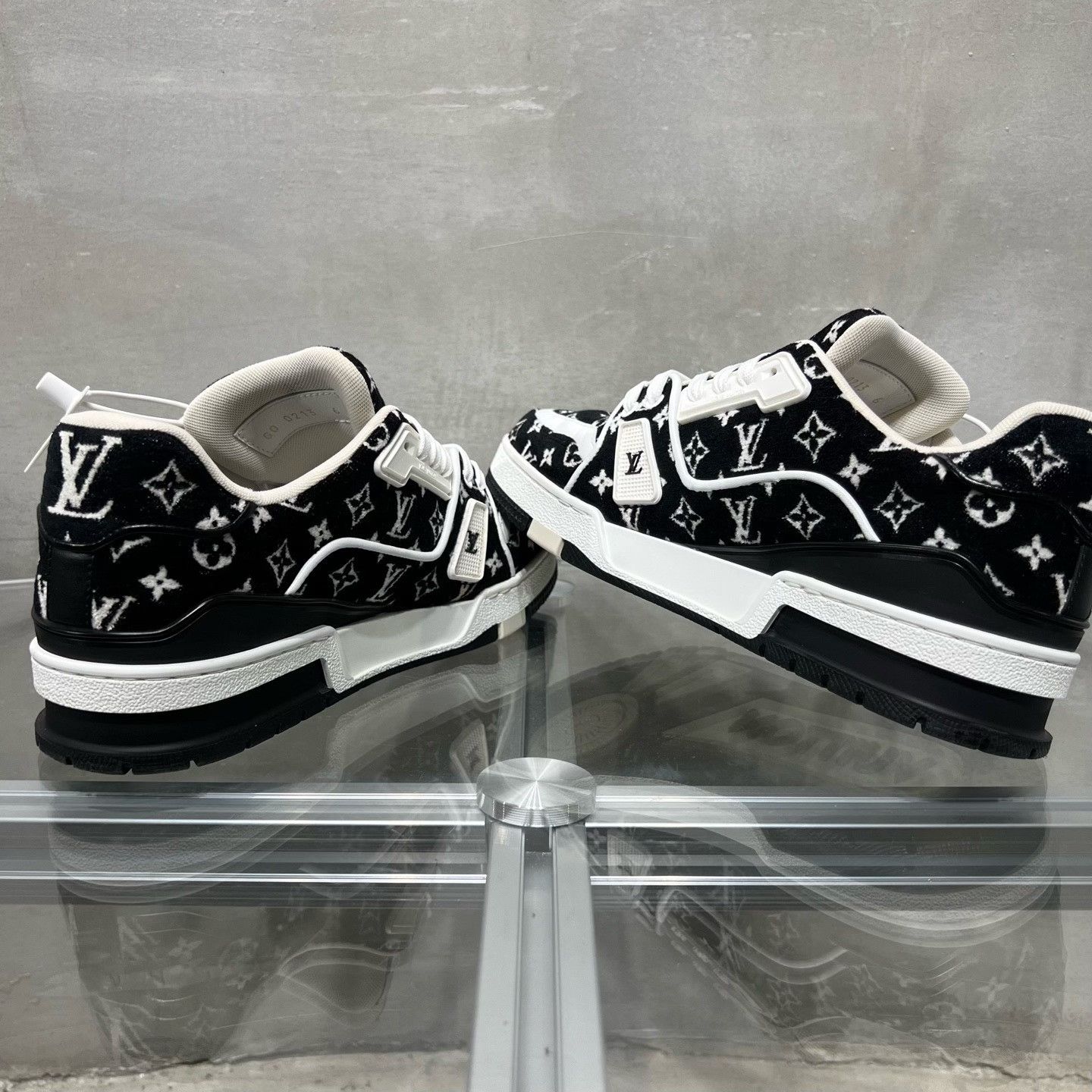 Louis Vuitton Louis Vuitton Monogram LV Trainer Sneakers US 7 Size US 7 / EU 40 - 6 Thumbnail