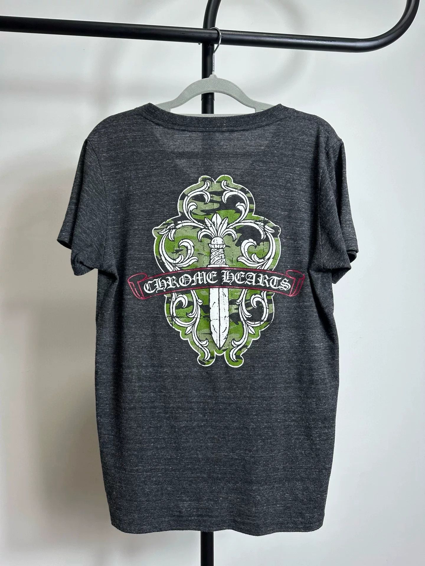 Chrome Hearts Chrome Hearts Dagger Scroll V-Neck T-Shirt Size L Size US L / EU 52-54 / 3 - 5 Thumbnail