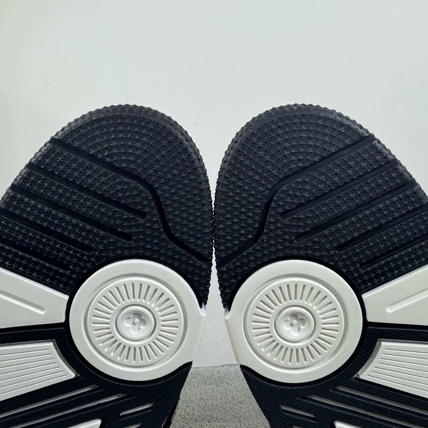 Louis Vuitton Louis Vuitton Monogram Trainer Sneakers Size 10 Size US 10 / EU 43 - 7 Thumbnail