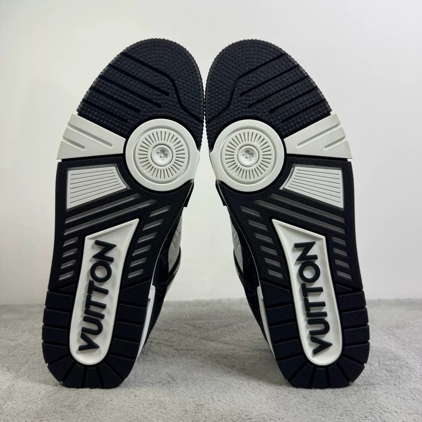 Louis Vuitton Louis Vuitton Monogram Trainer Sneakers Size 10 Size US 10 / EU 43 - 6 Thumbnail