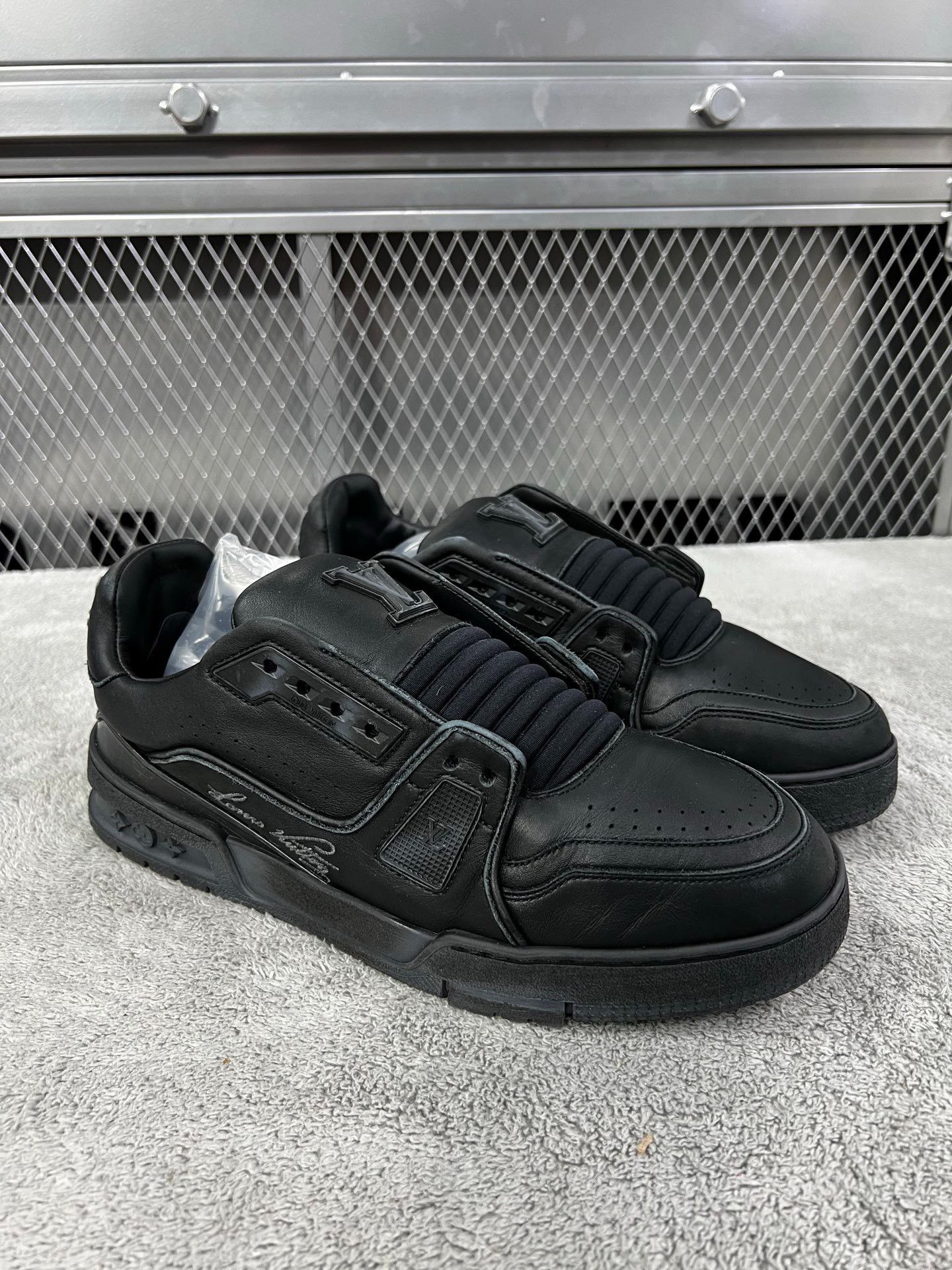 Louis Vuitton Louis Vuitton Trainer Low-Top Sneakers Black US 7.5 Size US 7.5 / EU 40-41 - 4 Thumbnail