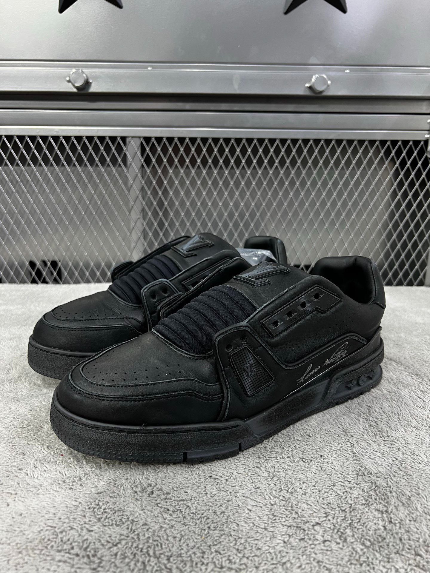 Louis Vuitton Louis Vuitton Trainer Low-Top Sneakers Black US 7.5 Size US 7.5 / EU 40-41 - 2 Thumbnail