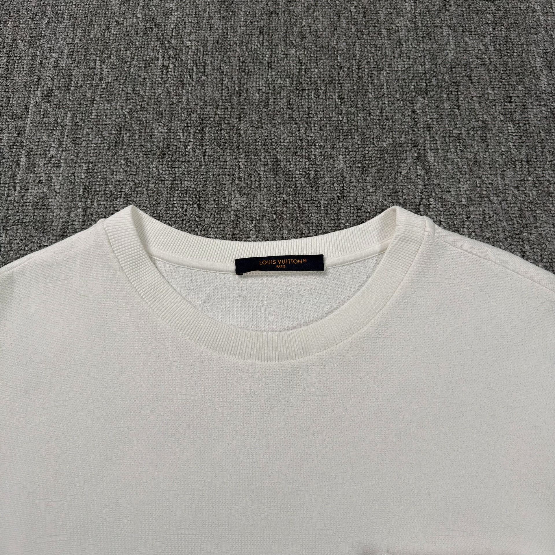 Louis Vuitton Louis Vuitton Monogram Pattern T-Shirt Size L Size US L / EU 52-54 / 3 - 3 Thumbnail