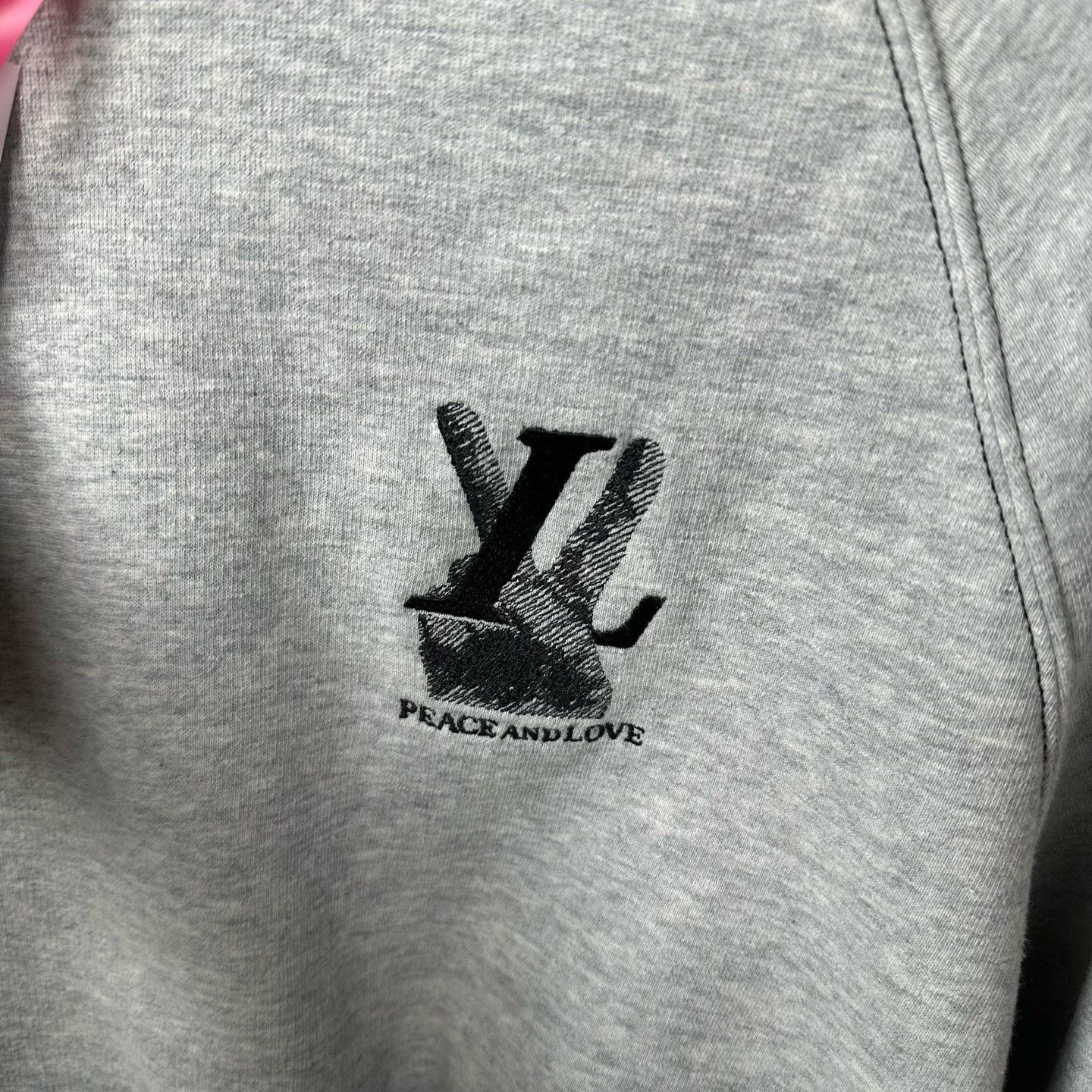 Louis Vuitton Louis Vuitton Peace and Love Logo Sweatshirt Size M Size US M / EU 48-50 / 2 - 4 Thumbnail