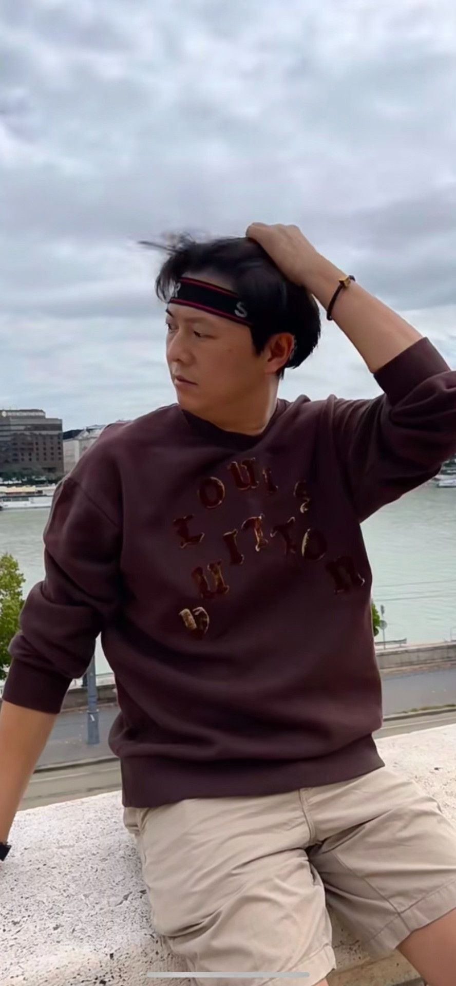 Louis Vuitton Louis Vuitton Velvet Logo Sweatshirt Size M Size US M / EU 48-50 / 2 - 9 Thumbnail