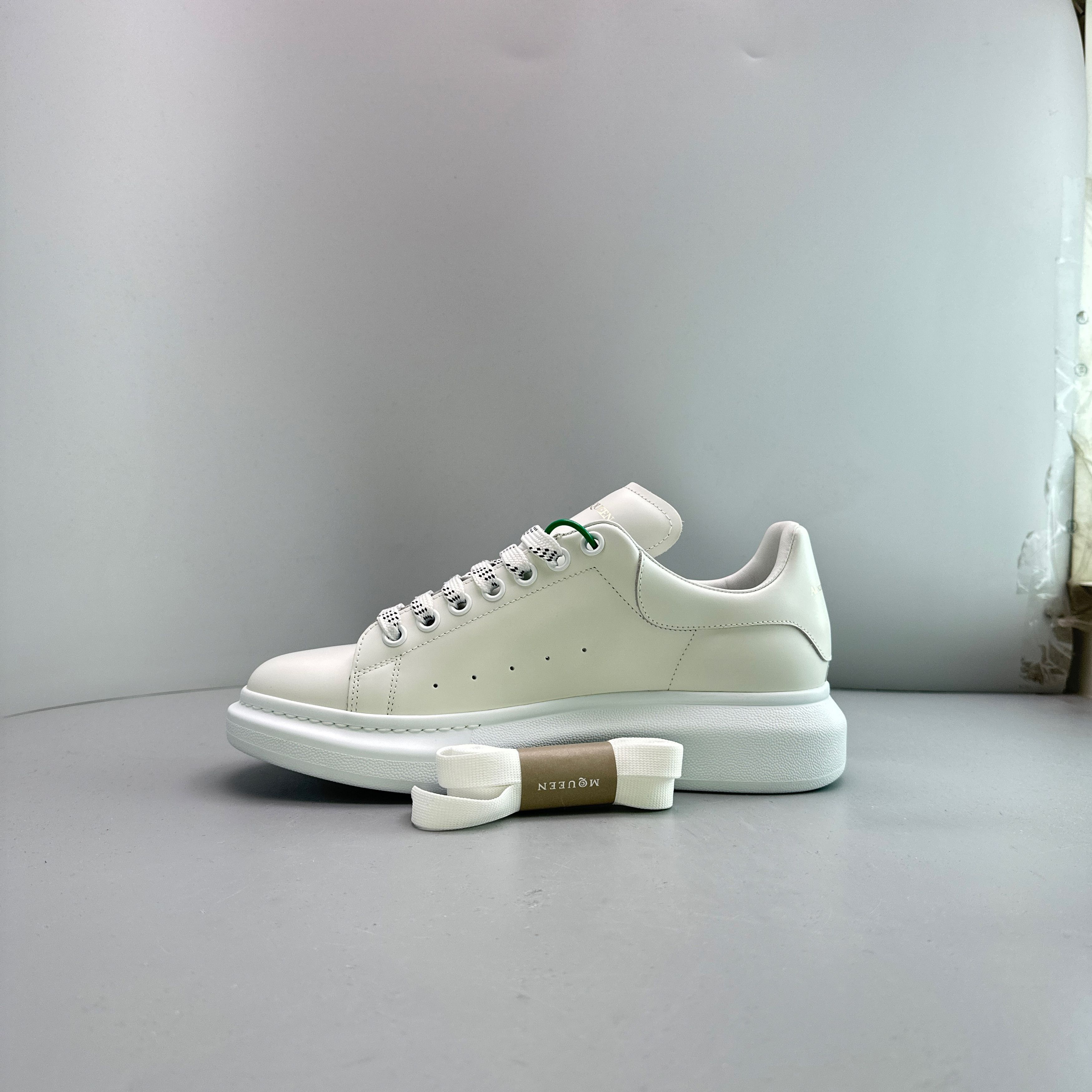 Alexander McQueen Alexander McQueen Oversized Sneakers White Size 42 Size US 9 / EU 42 - 10 Thumbnail