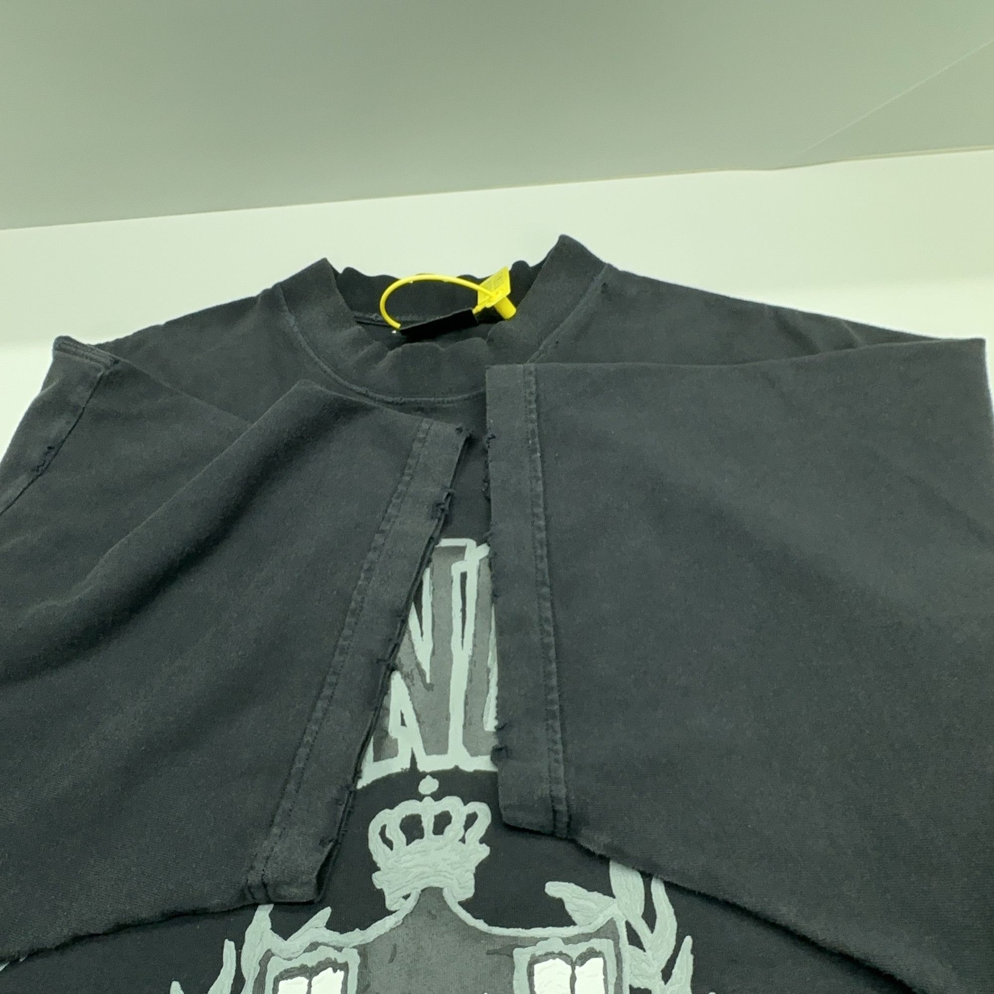 Balenciaga Balenciaga Crest Logo T-Shirt Size M Size US M / EU 48-50 / 2 - 10 Thumbnail