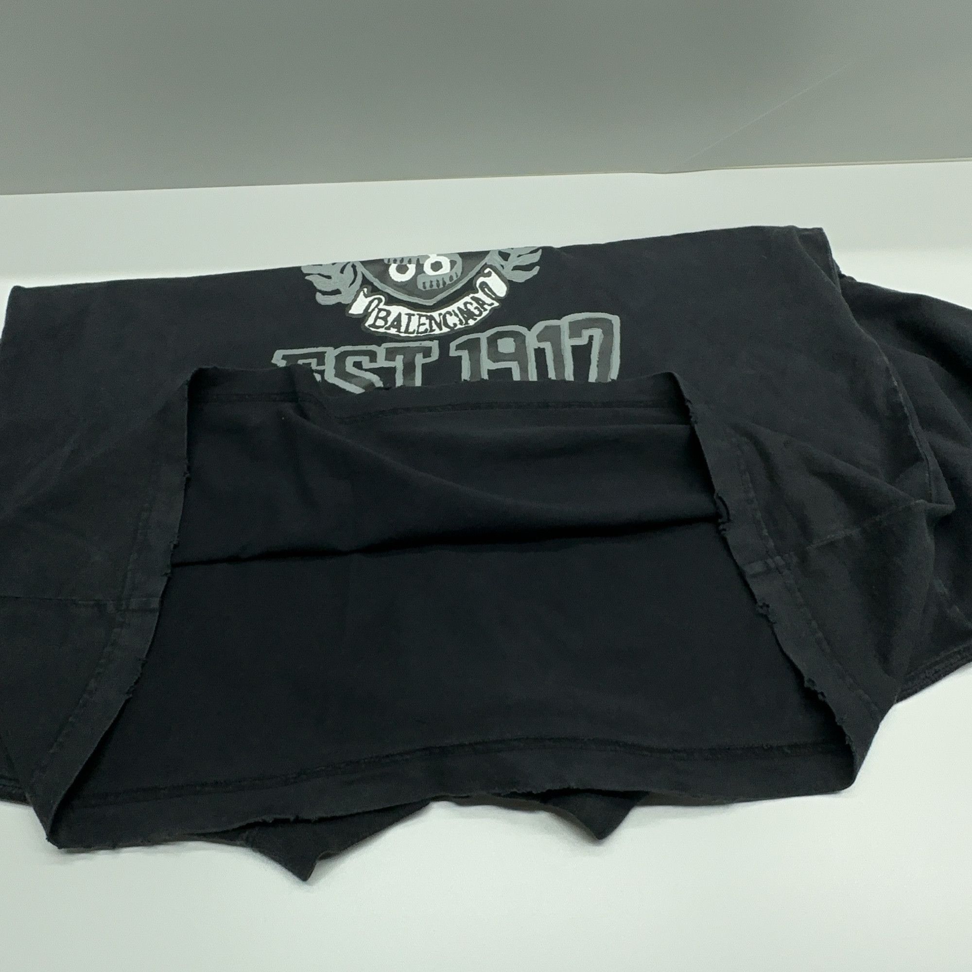 Balenciaga Balenciaga Crest Logo T-Shirt Size M Size US M / EU 48-50 / 2 - 9 Thumbnail