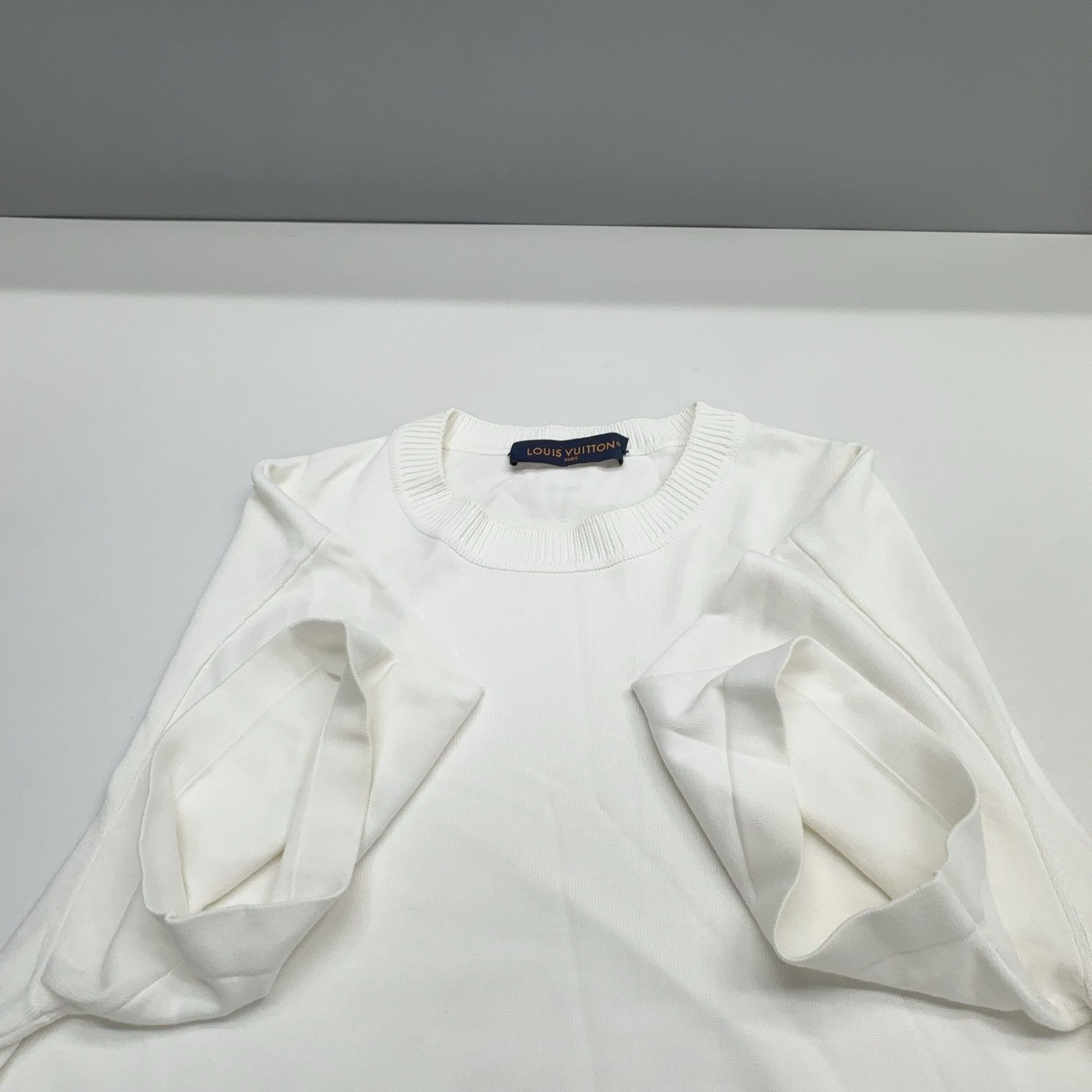 Louis Vuitton Louis Vuitton Logo T-Shirt White Size L Size US L / EU 52-54 / 3 - 9 Thumbnail