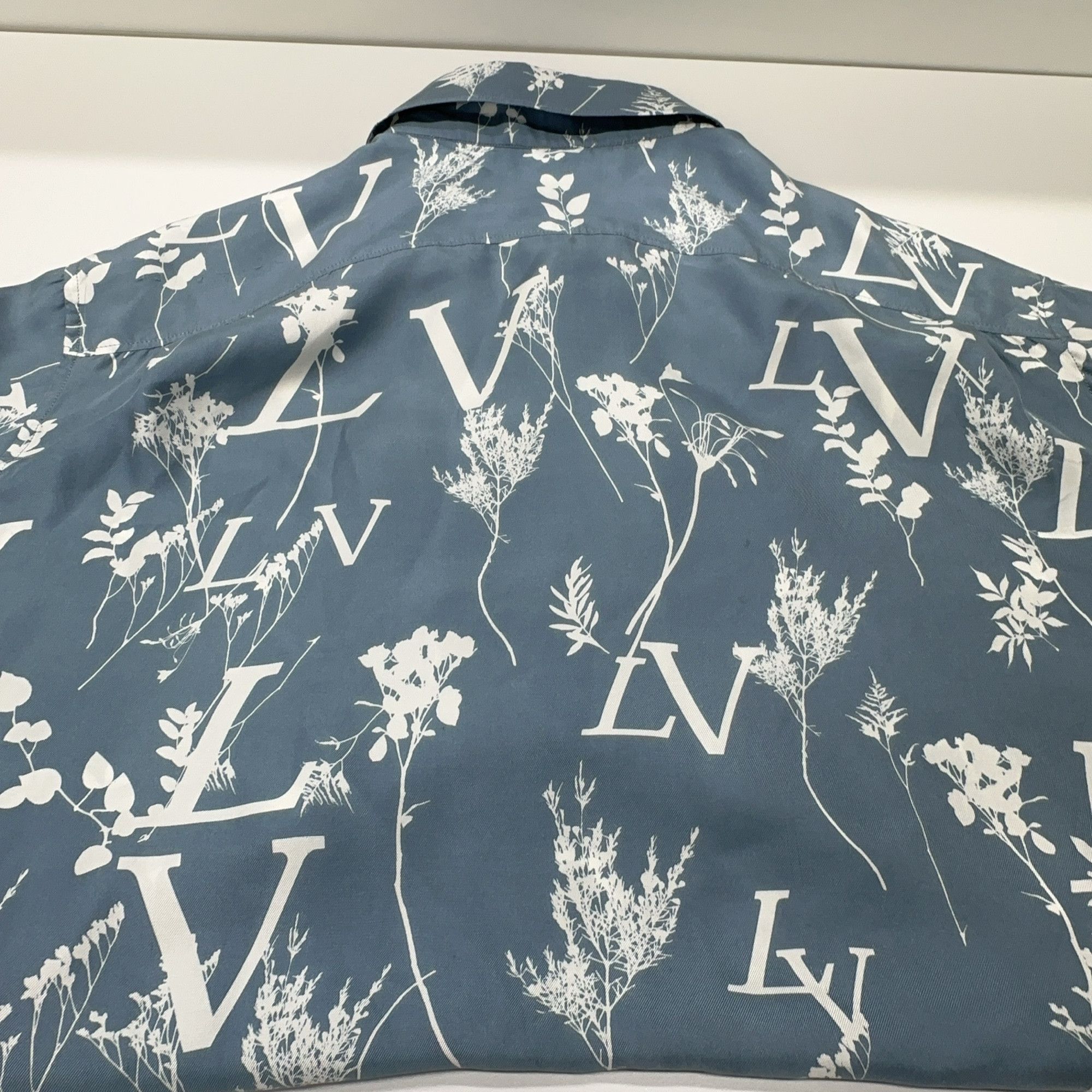 Louis Vuitton Louis Vuitton Floral Logo Silk Shirt Size XL Size US XL / EU 56 / 4 - 12 Thumbnail