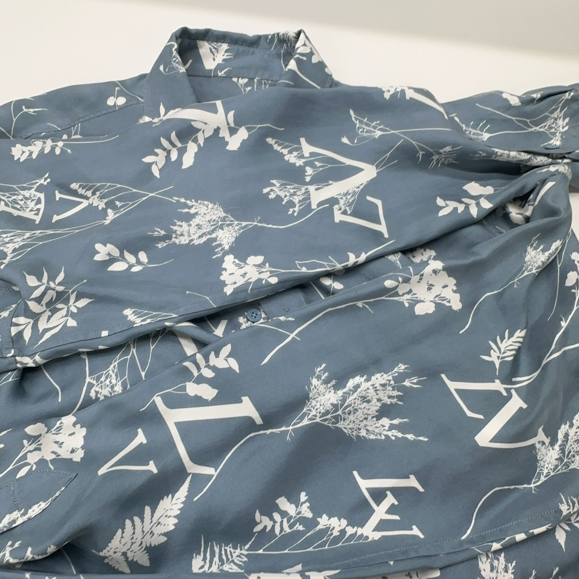 Louis Vuitton Louis Vuitton Floral Logo Silk Shirt Size XL Size US XL / EU 56 / 4 - 11 Thumbnail