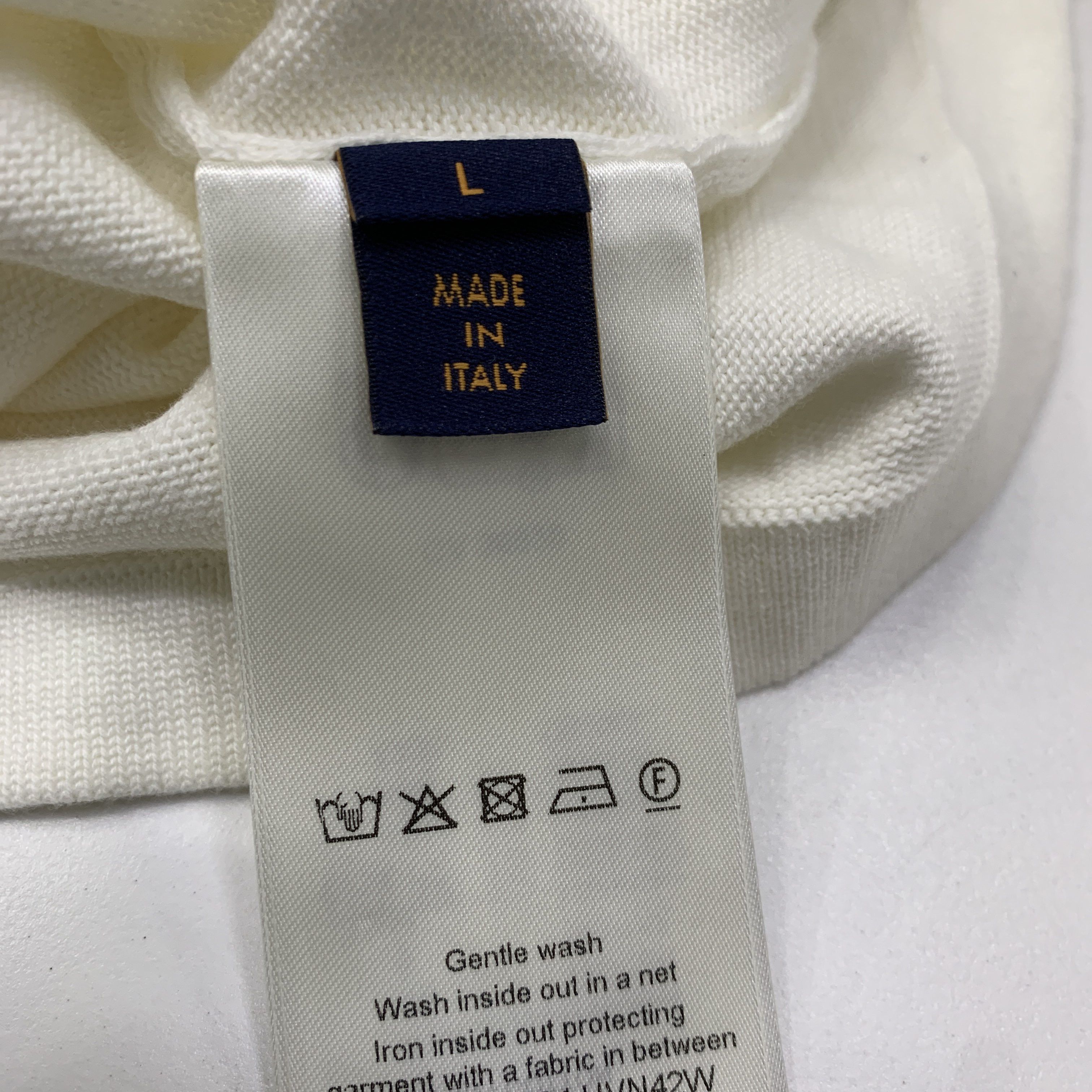 Louis Vuitton Louis Vuitton Logo Patch T-Shirt Size L Size US L / EU 52-54 / 3 - 2 Thumbnail