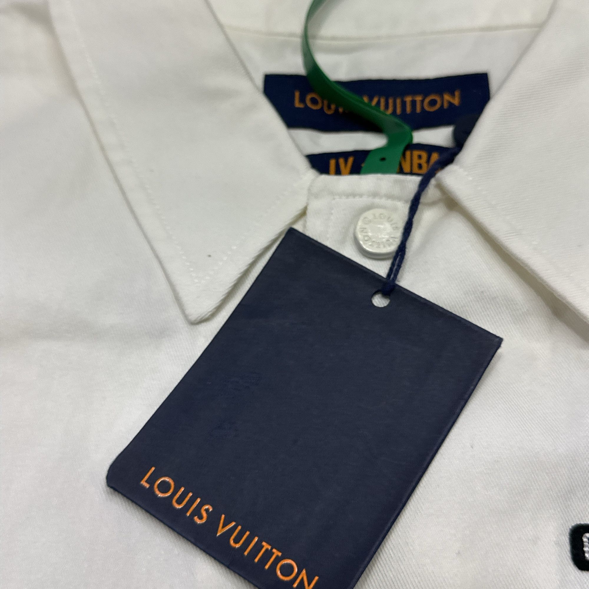Louis Vuitton Louis Vuitton x NBA Logo Shirt Size L Size US L / EU 52-54 / 3 - 5 Thumbnail