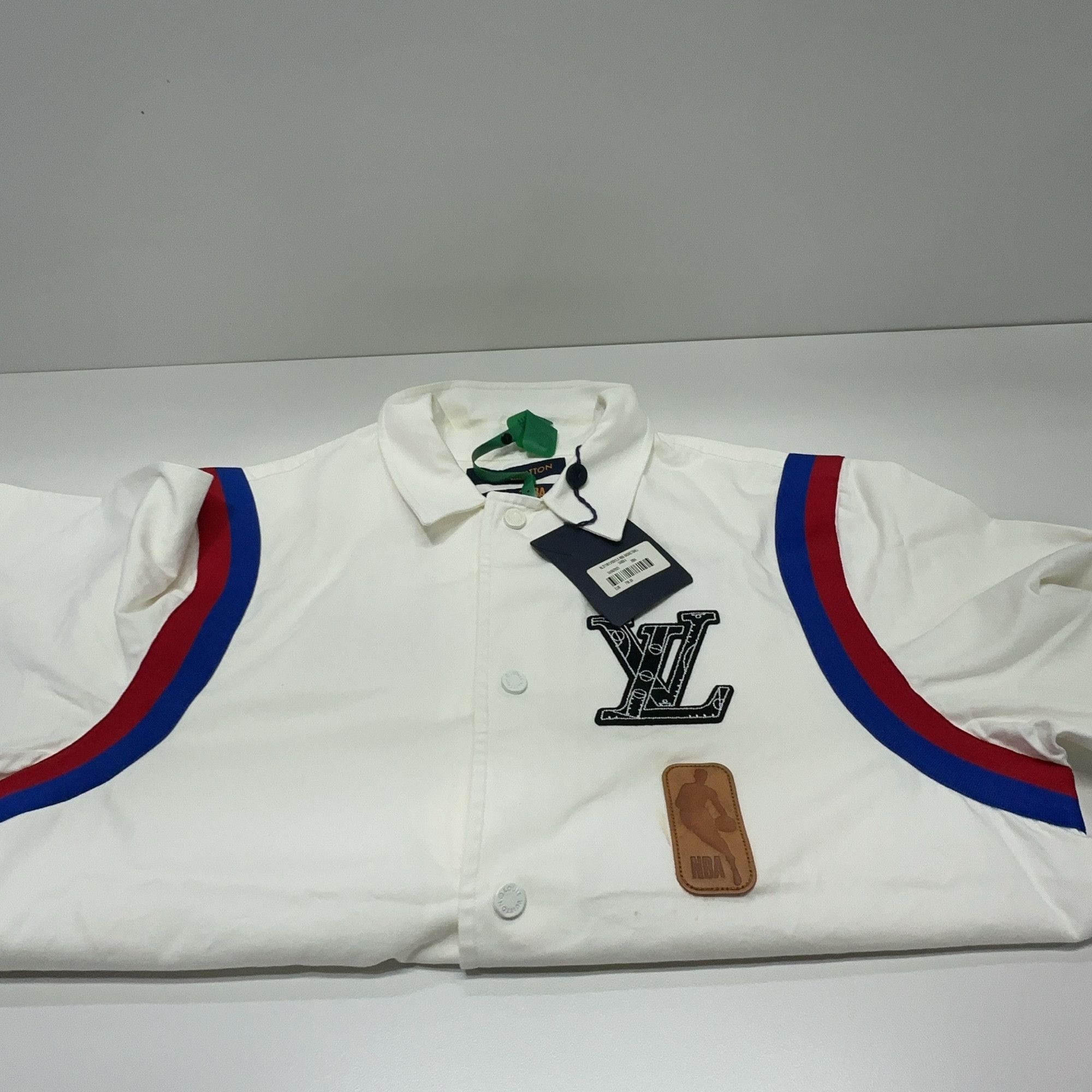 Louis Vuitton Louis Vuitton x NBA Logo Shirt Size L Size US L / EU 52-54 / 3 - 8 Thumbnail