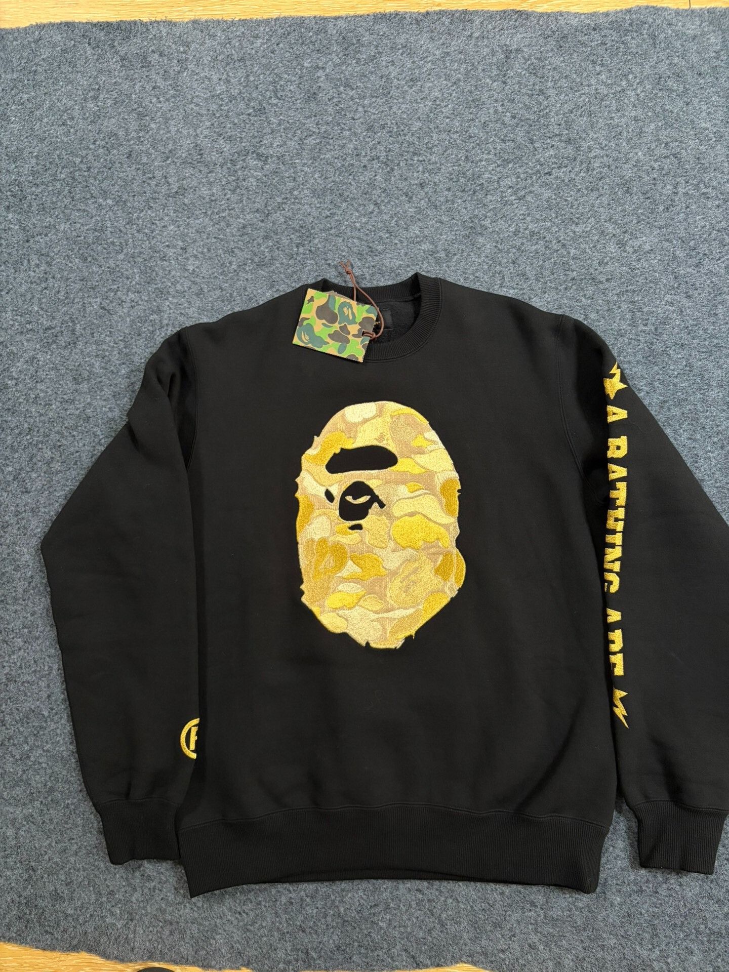 Bape A Bathing Ape Gold Camo Head Sweatshirt Size L Size US L / EU 52-54 / 3 - 2 Thumbnail