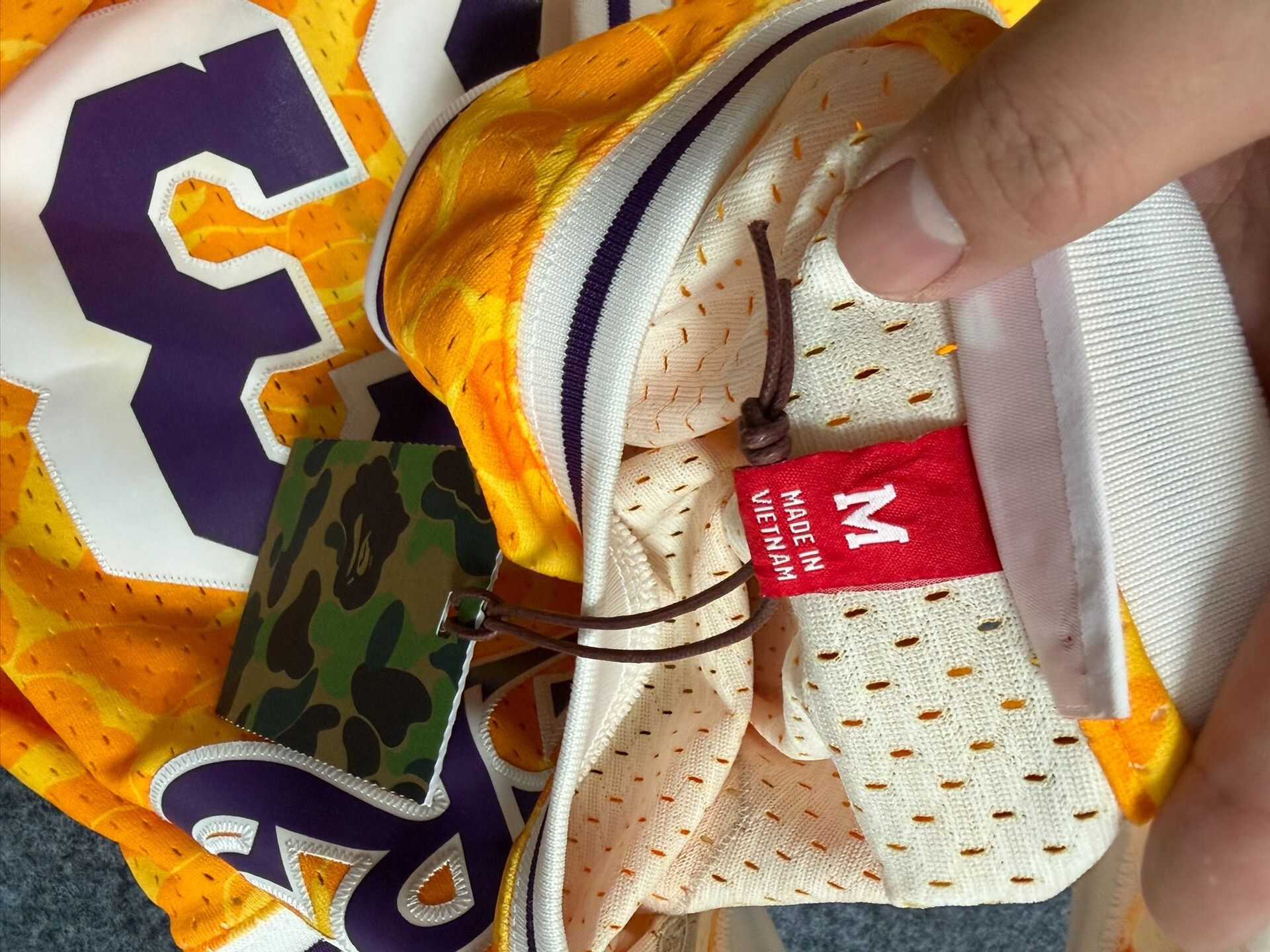 Bape A Bathing Ape x Mitchell & Ness Lakers Jersey Size M Size US M / EU 48-50 / 2 - 4 Thumbnail