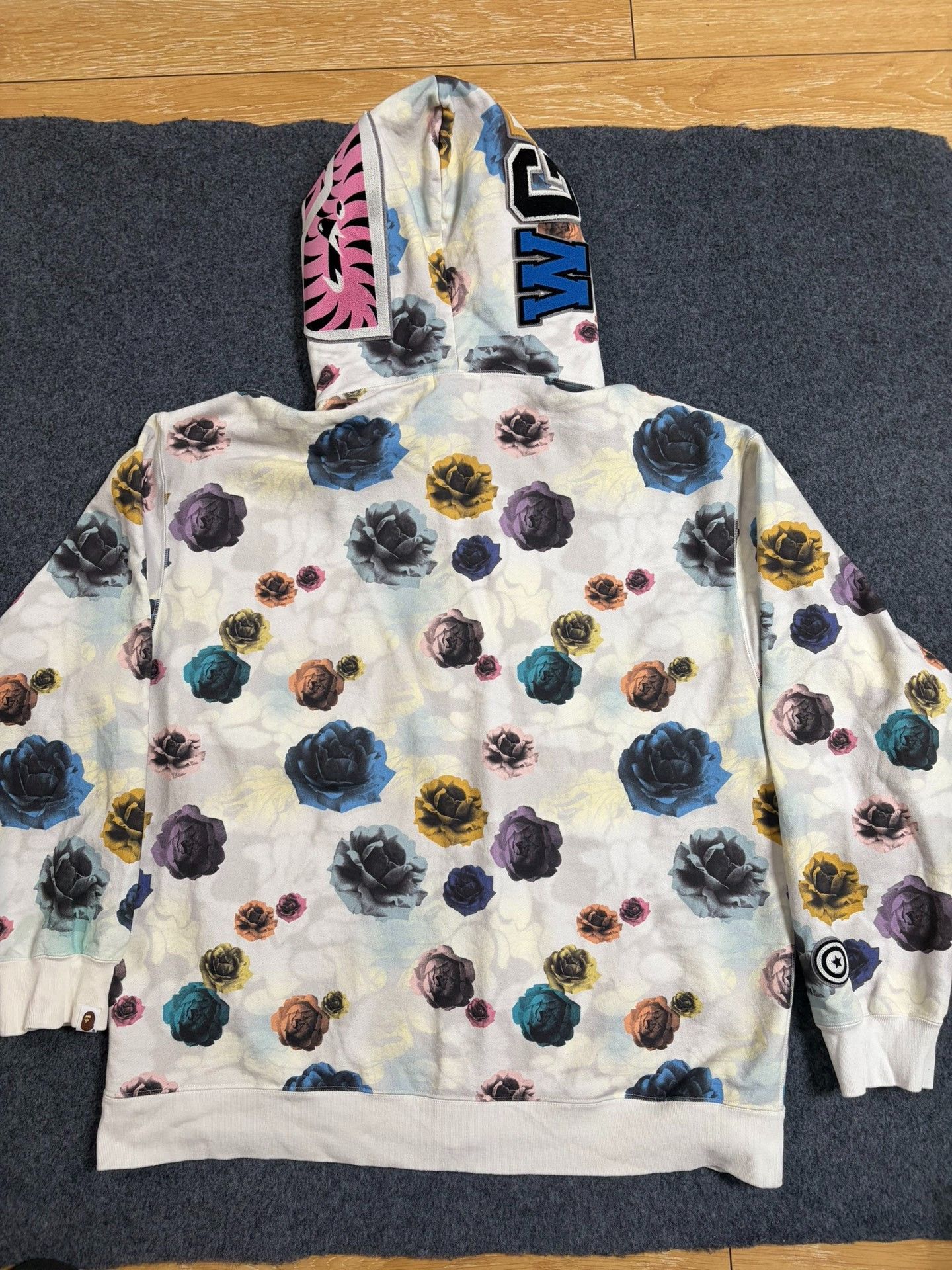 Bape A Bathing Ape Floral Shark Hoodie XXL Size US XXL / EU 58 / 5 - 3 Thumbnail