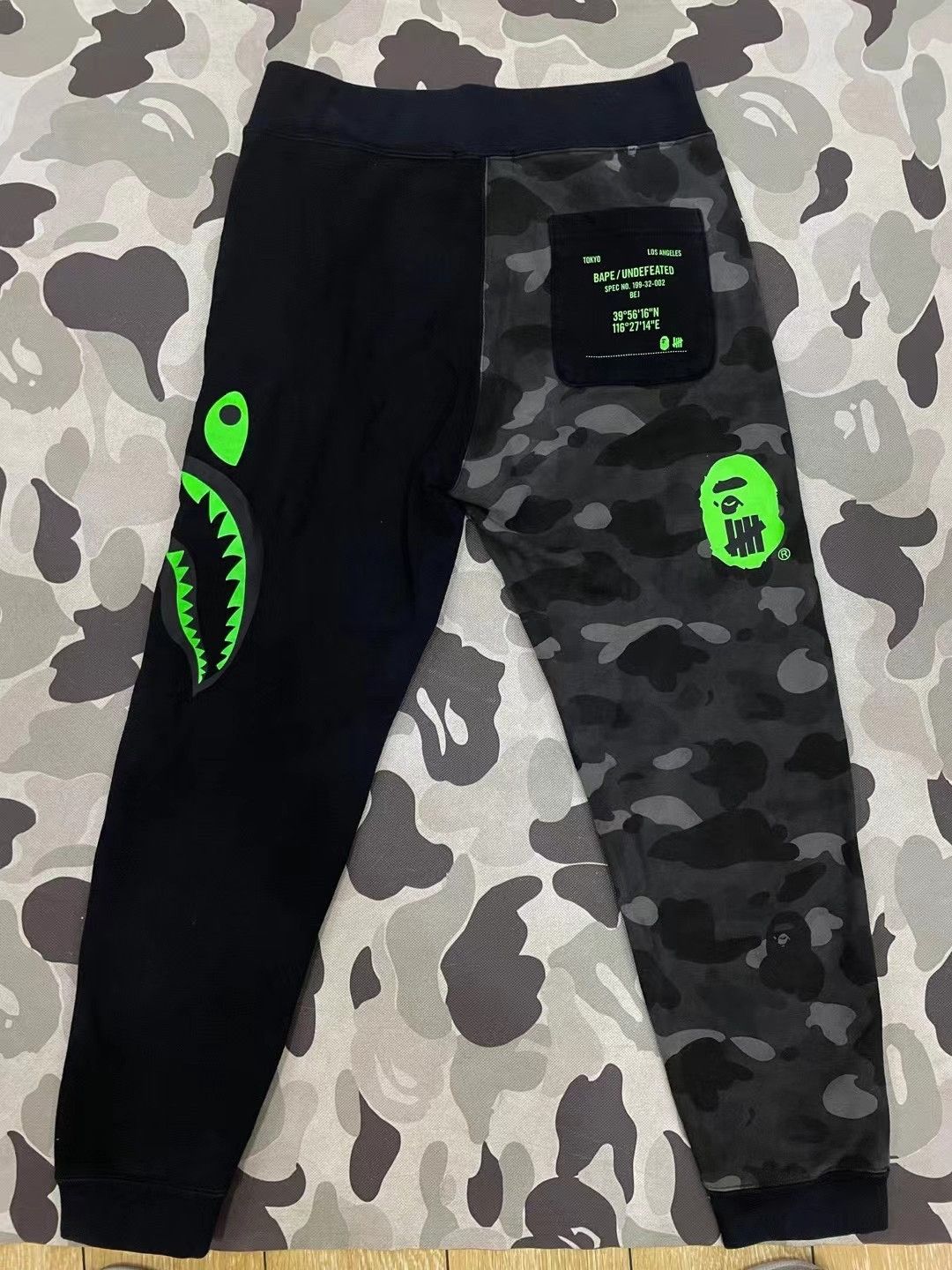 Bape A Bathing Ape x Undefeated Camo Shark Sweatpants Size M Size US 32 / EU 48 - 3 Thumbnail