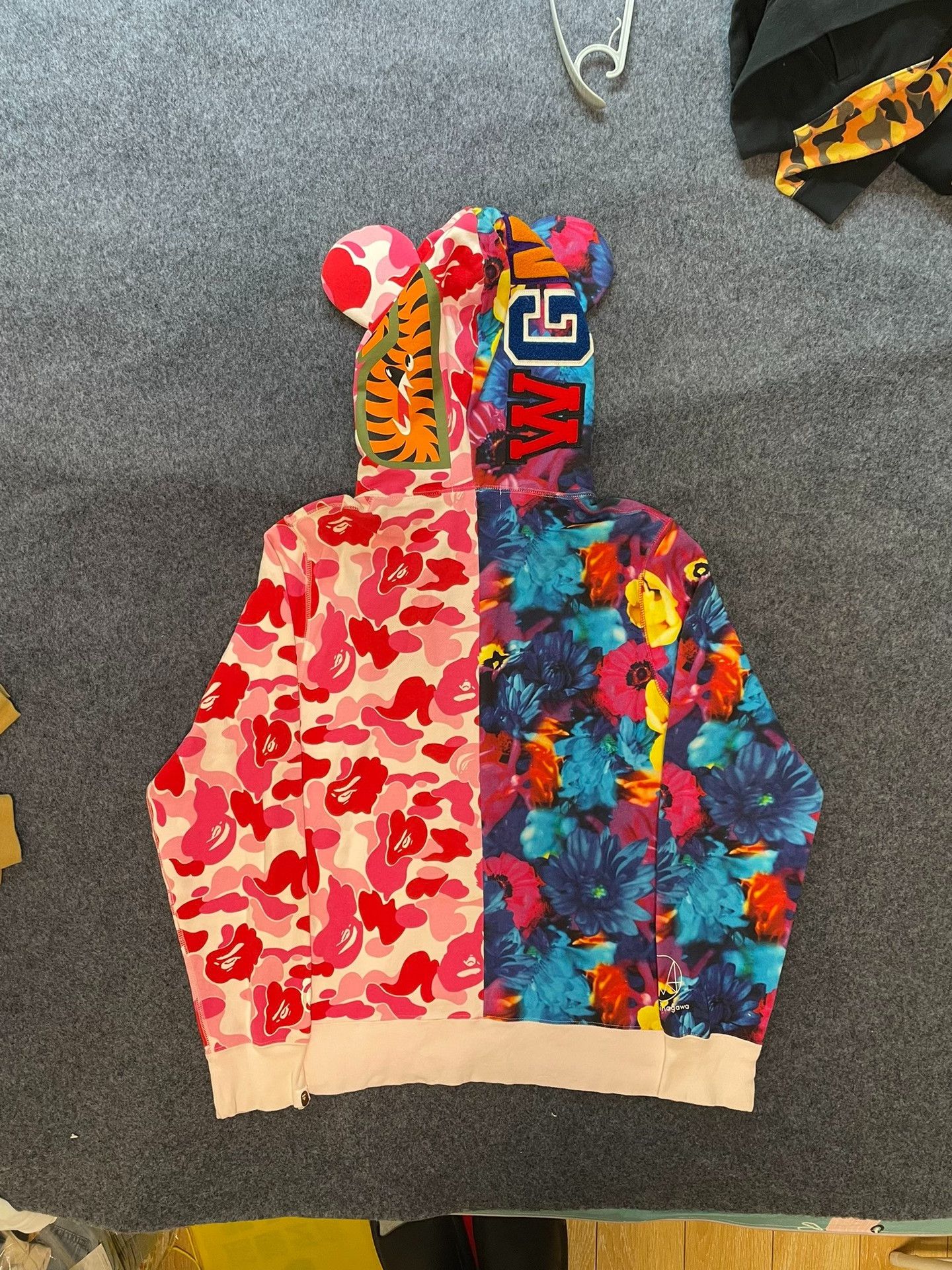 Bape BAPE x Medicom Toy Floral Shark Hoodie Size L Size US L / EU 52-54 / 3 - 3 Thumbnail