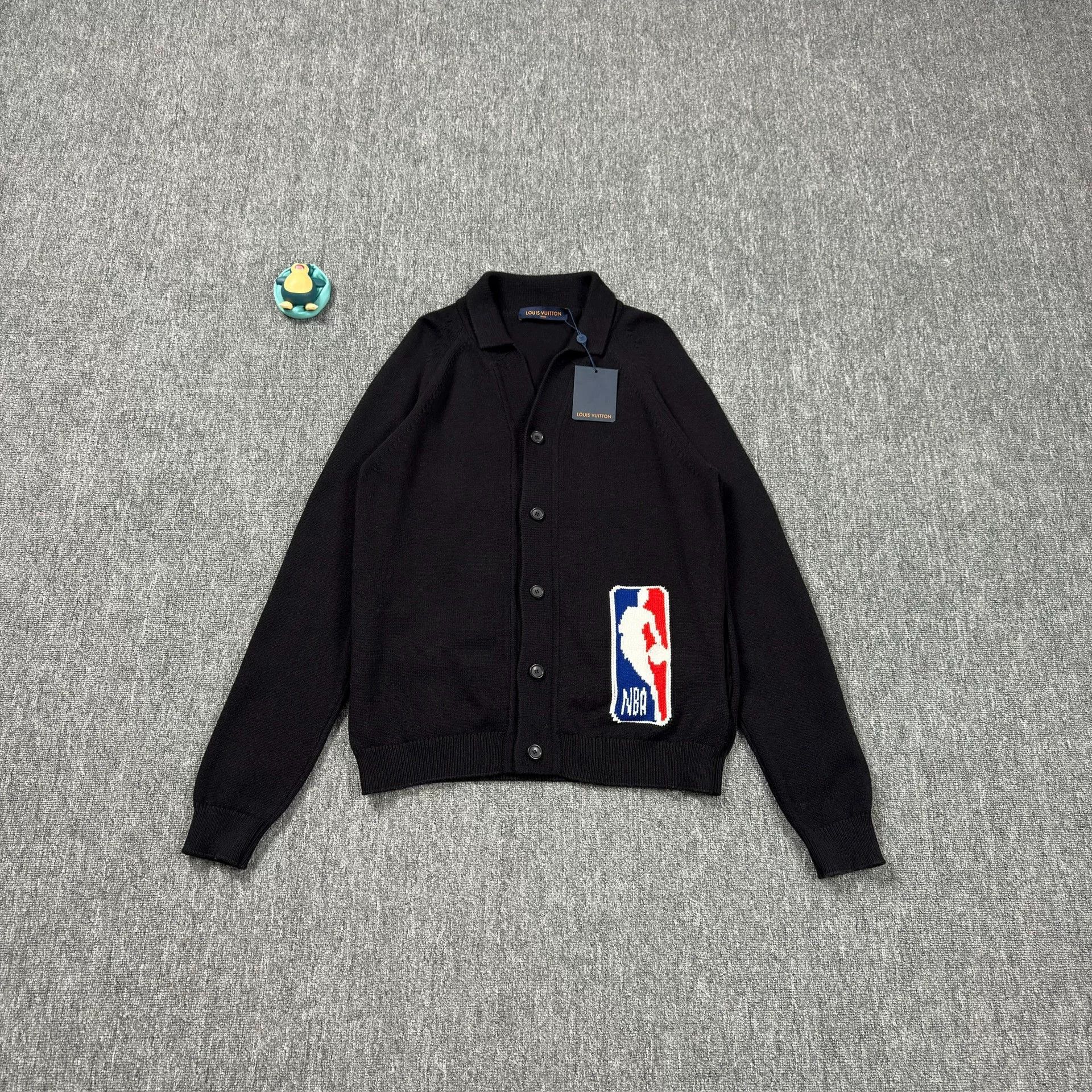Louis Vuitton Louis Vuitton x NBA Logo Cardigan Size XL Size US XL / EU 56 / 4 - 2 Thumbnail