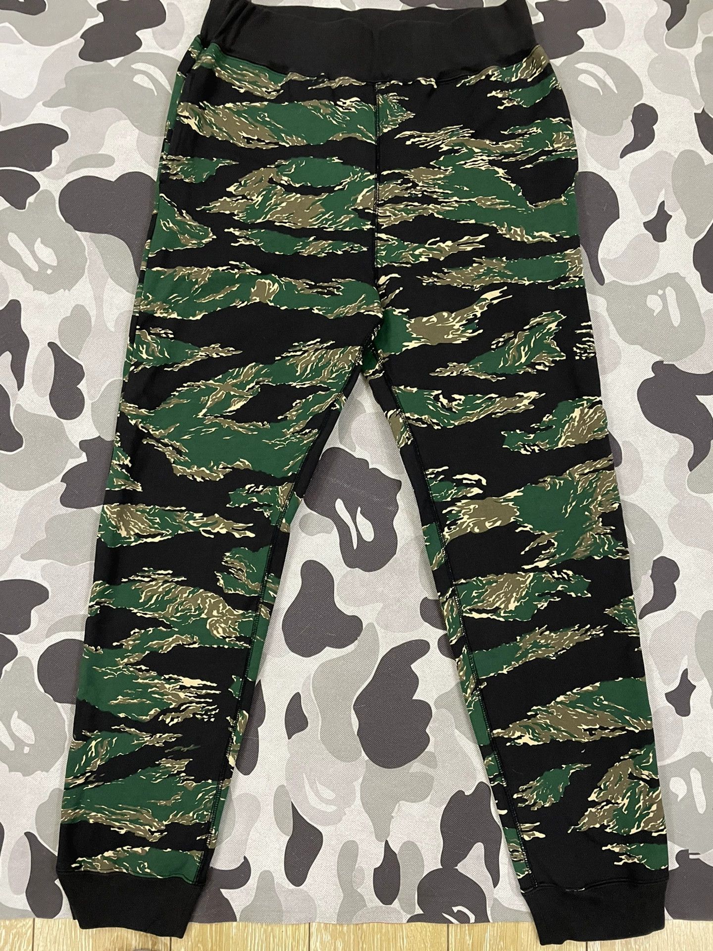 Bape Bape Tiger Camo Sweatpants Size M Size US 32 / EU 48 - 2 Thumbnail