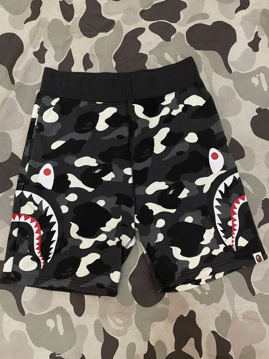 Bape A Bathing Ape Shark Camo Shorts Size M Size US 32 / EU 48 - 2 Thumbnail