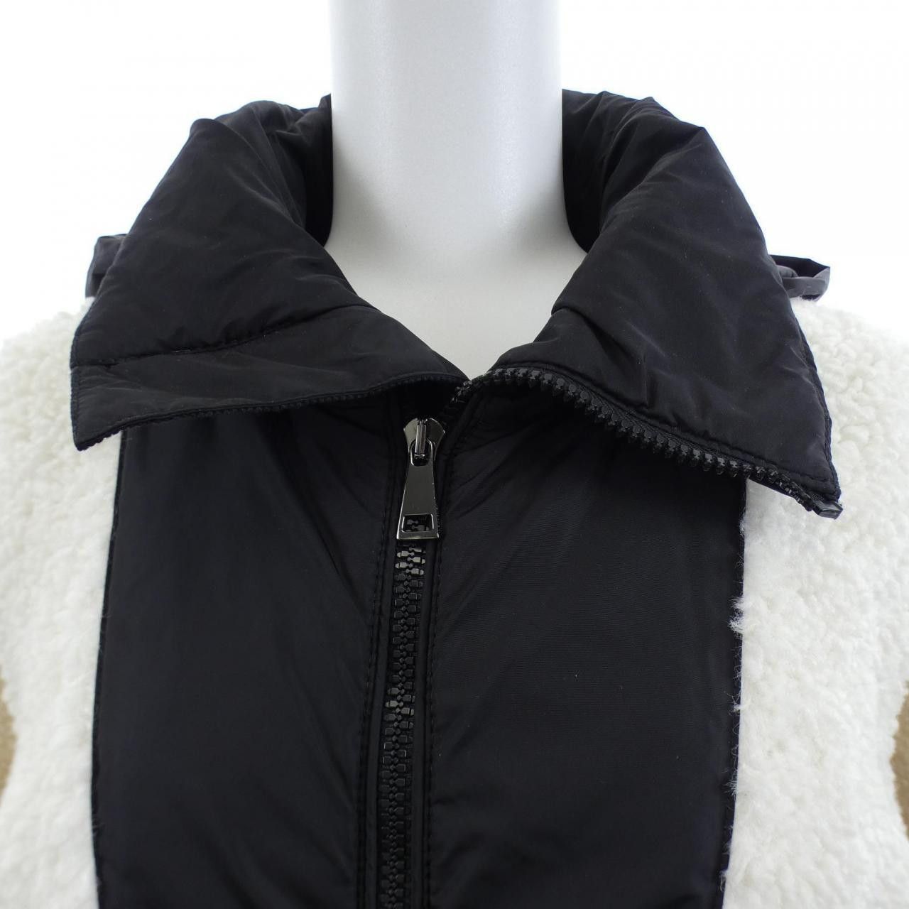 Moncler Moncler Moncler Blouson Others Outerwear 20938G73800 DUTY FREE for USA Size ONE SIZE - 5 Thumbnail
