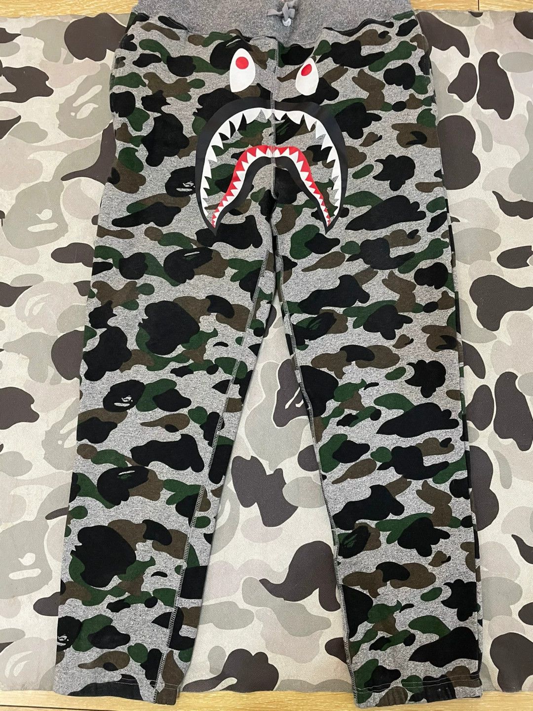 Bape A Bathing Ape Camo Shark Sweatpants Size XL Size US 36 / EU 52 - 2 Thumbnail