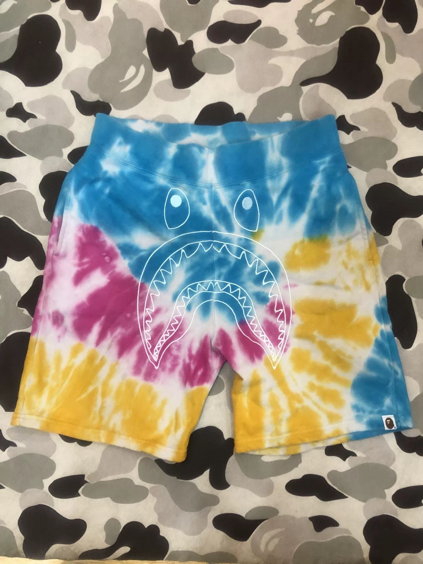 Bape A Bathing Ape Tie Dye Shark Shorts Size L Size US 34 / EU 50 - 2 Thumbnail