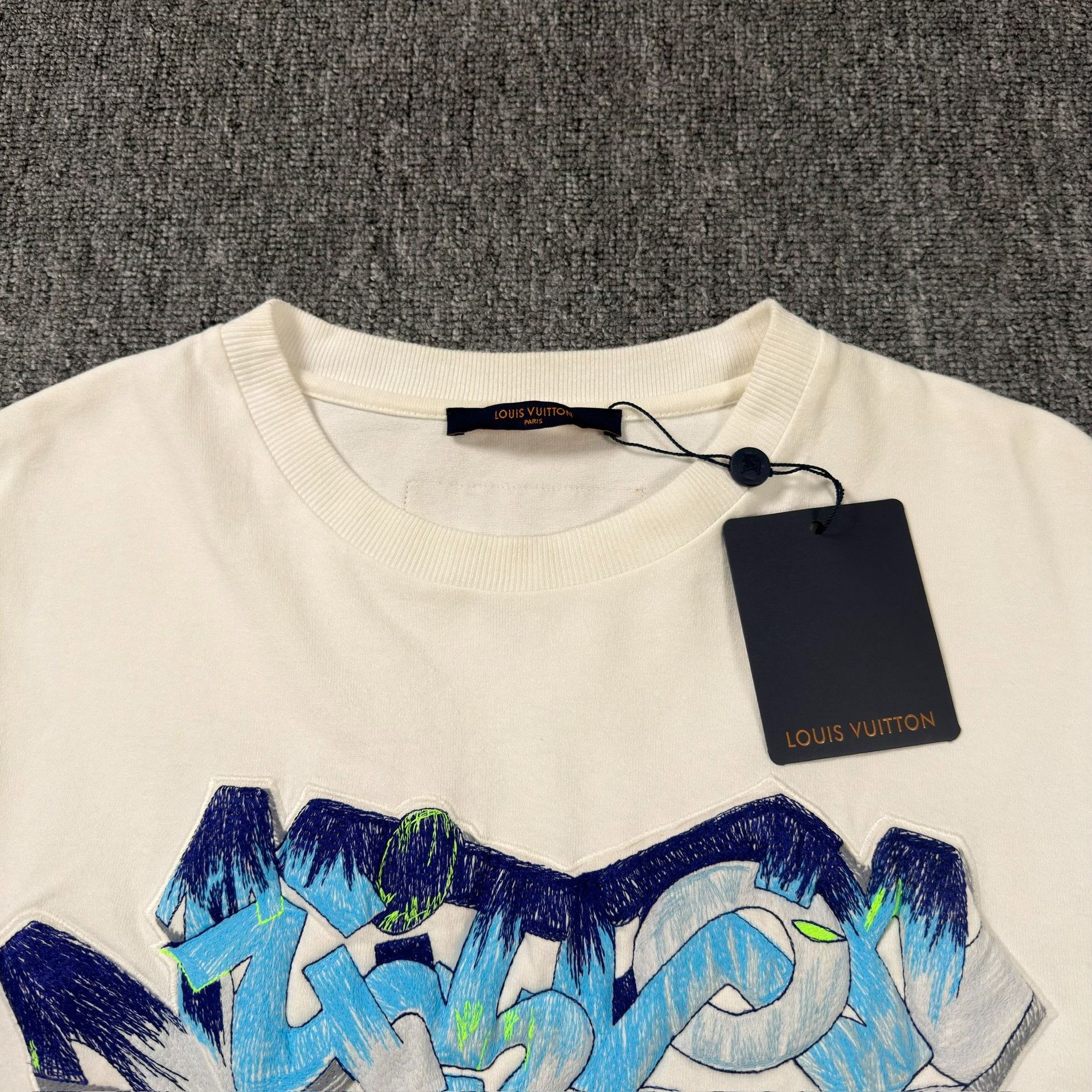 Louis Vuitton Louis Vuitton Graffiti Logo T-Shirt Size S Size US S / EU 44-46 / 1 - 2 Thumbnail