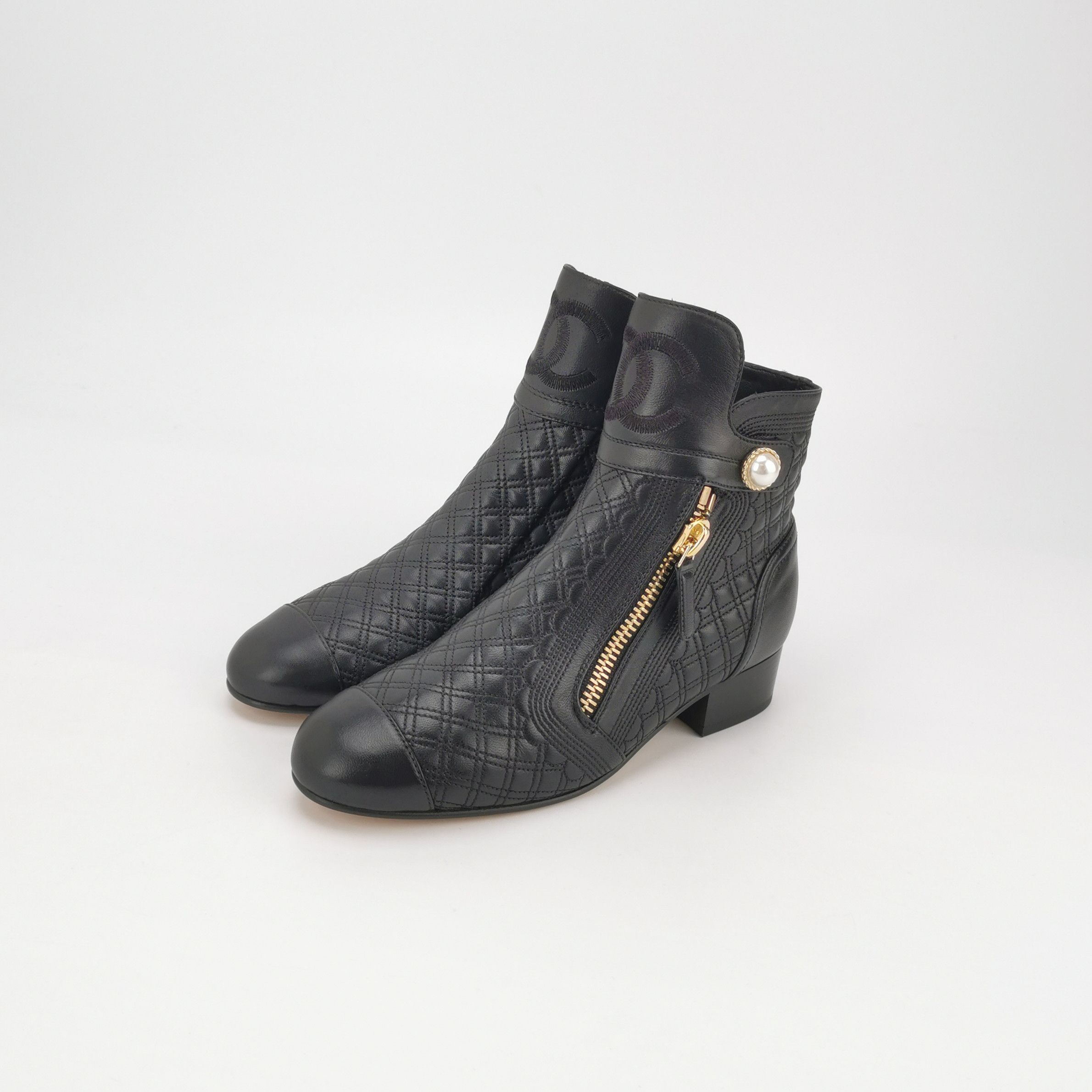 Chanel Chanel Women 5-5 Boots Size US 5.5 / IT 35.5 - 2 Thumbnail