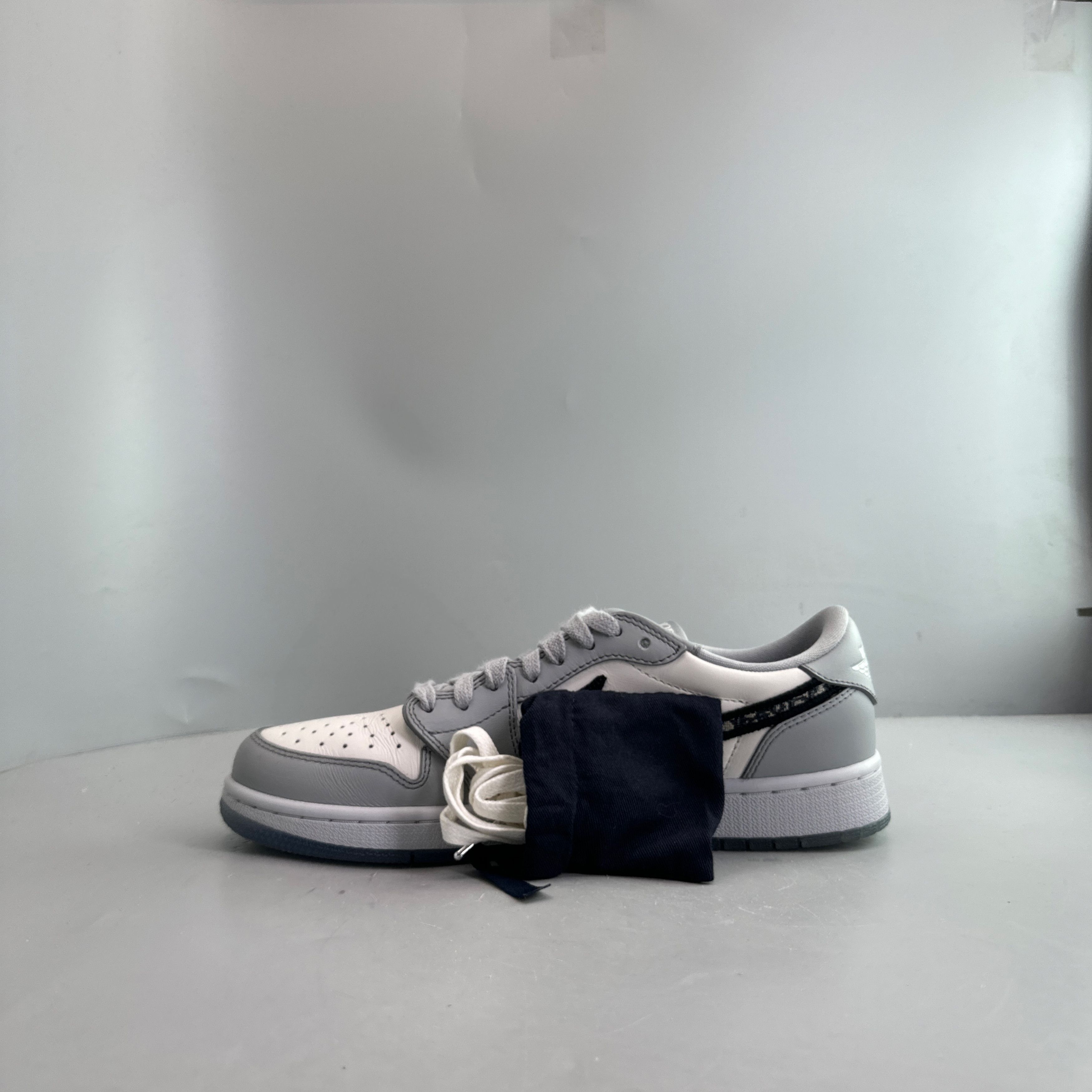 Dior Dior x Jordan Air Jordan 1 Low Size 9.5 Size US 9.5 / EU 42-43 - 10 Thumbnail