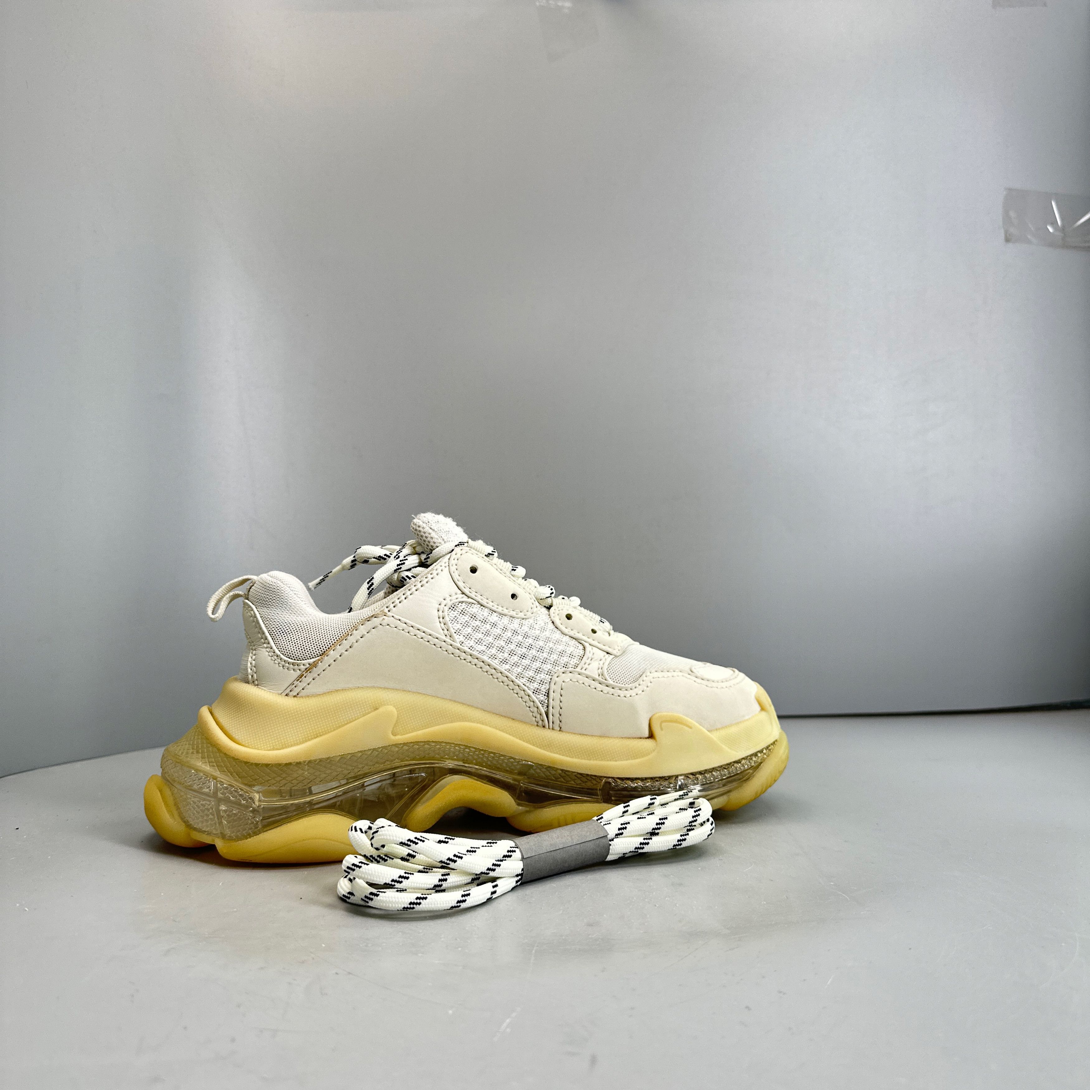 Balenciaga Balenciaga Triple S Low-Top Sneakers Size 37 Size US 7 / IT 37 - 10 Thumbnail