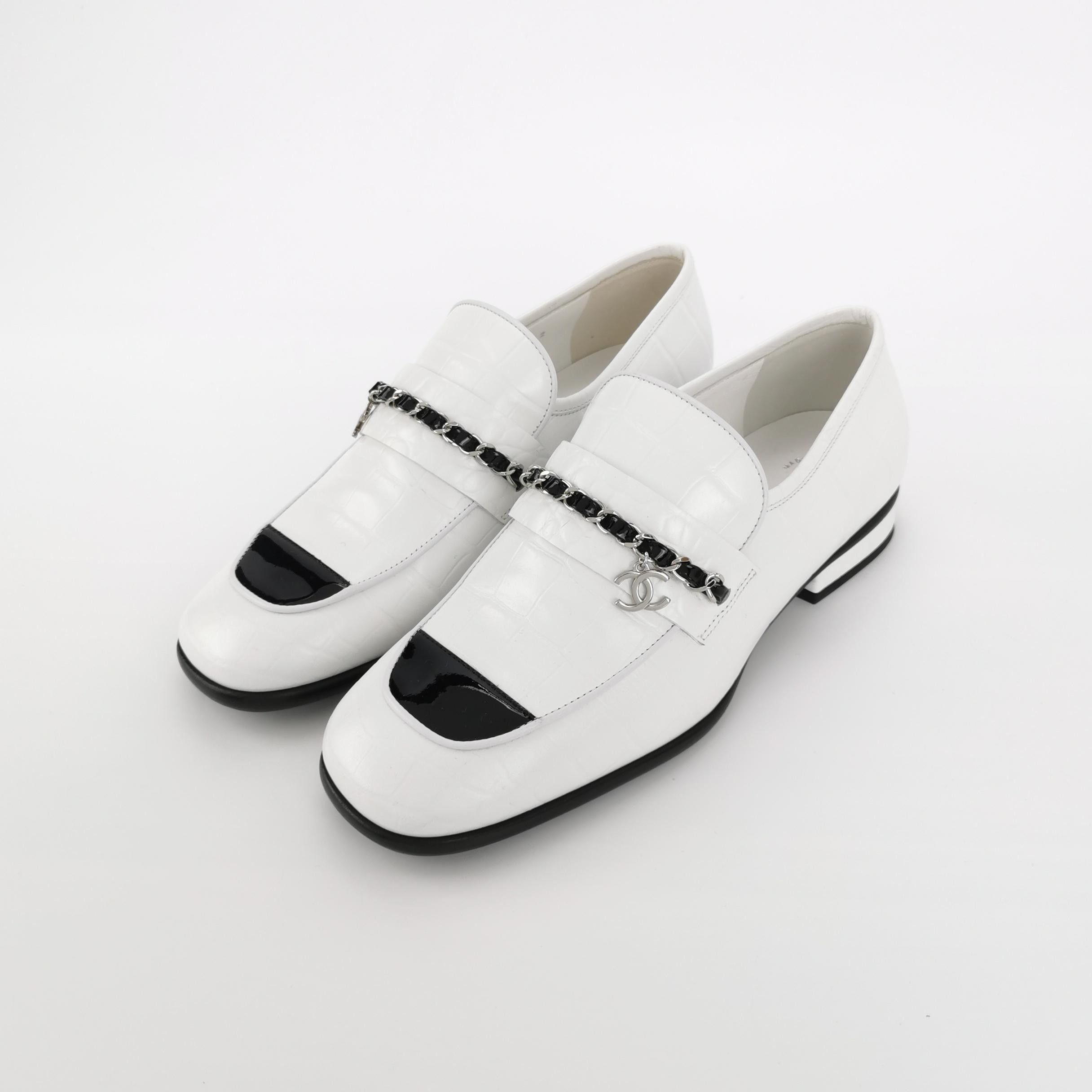 Chanel Chanel Women 7 Flats Size US 7 / IT 37 - 2 Thumbnail