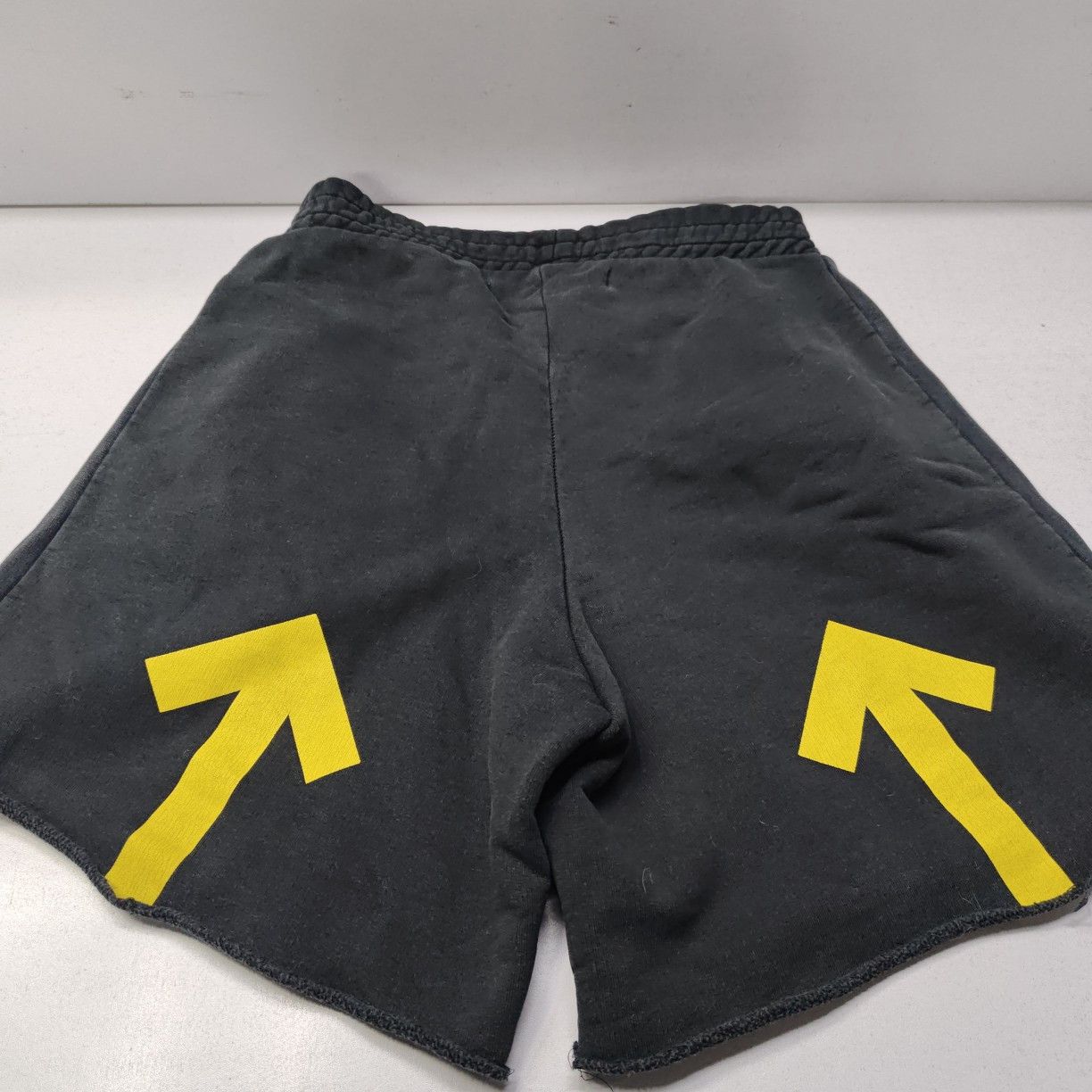 Off-White Off-White Yellow Logo Shorts Size XS Size US 28 / EU 44 - 12 Thumbnail