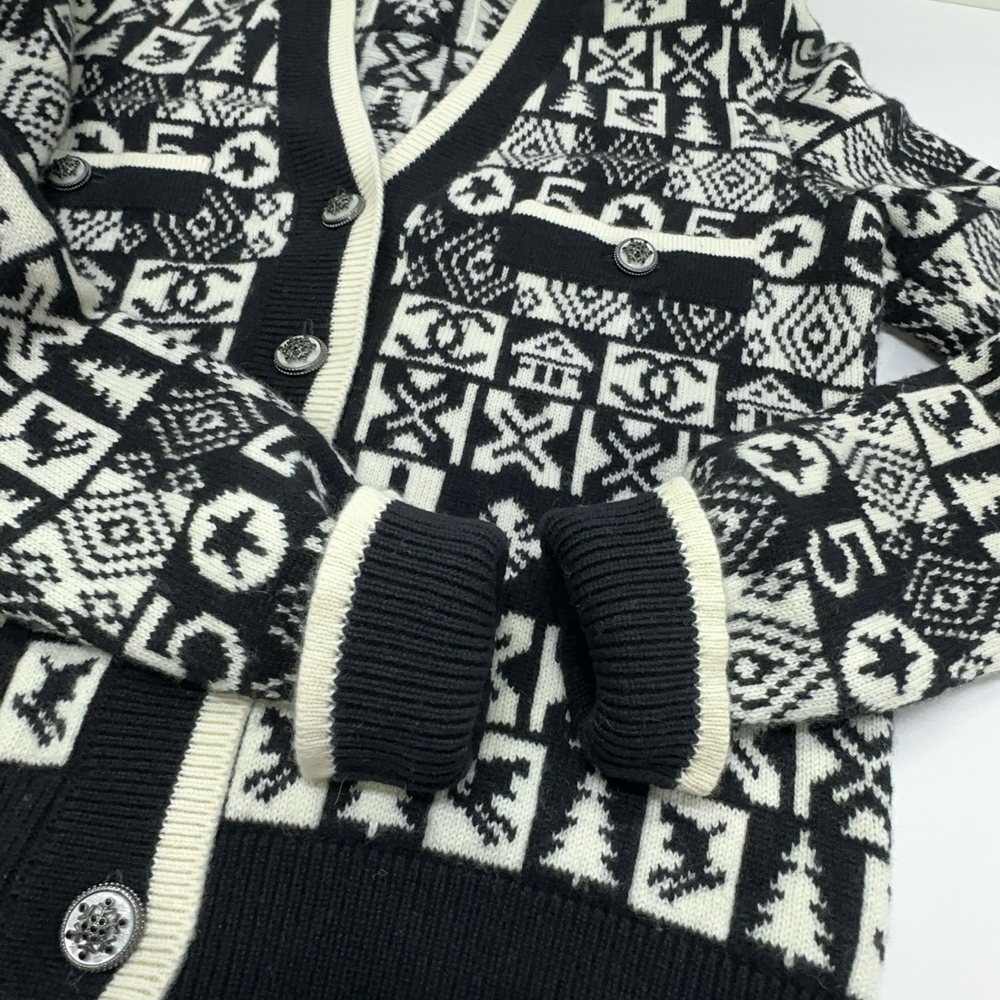 Chanel Chanel Snow Pattern Knit Cardigan Size 36 Size XS / US 0-2 / IT 36-38 - 7 Thumbnail