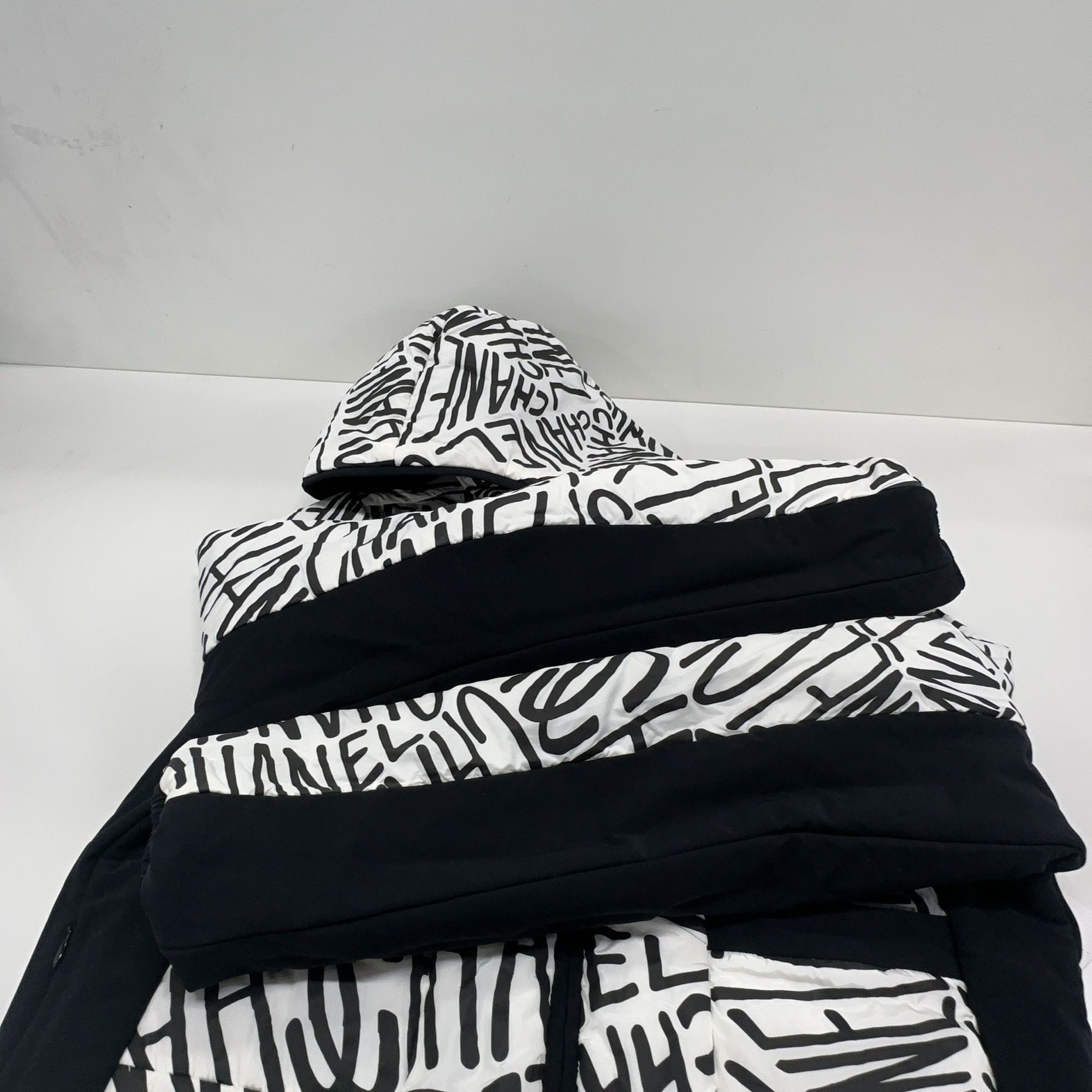 Chanel CHANEL Logo Print Reversible Jacket Size 34 Size XS / US 0-2 / IT 36-38 - 8 Thumbnail