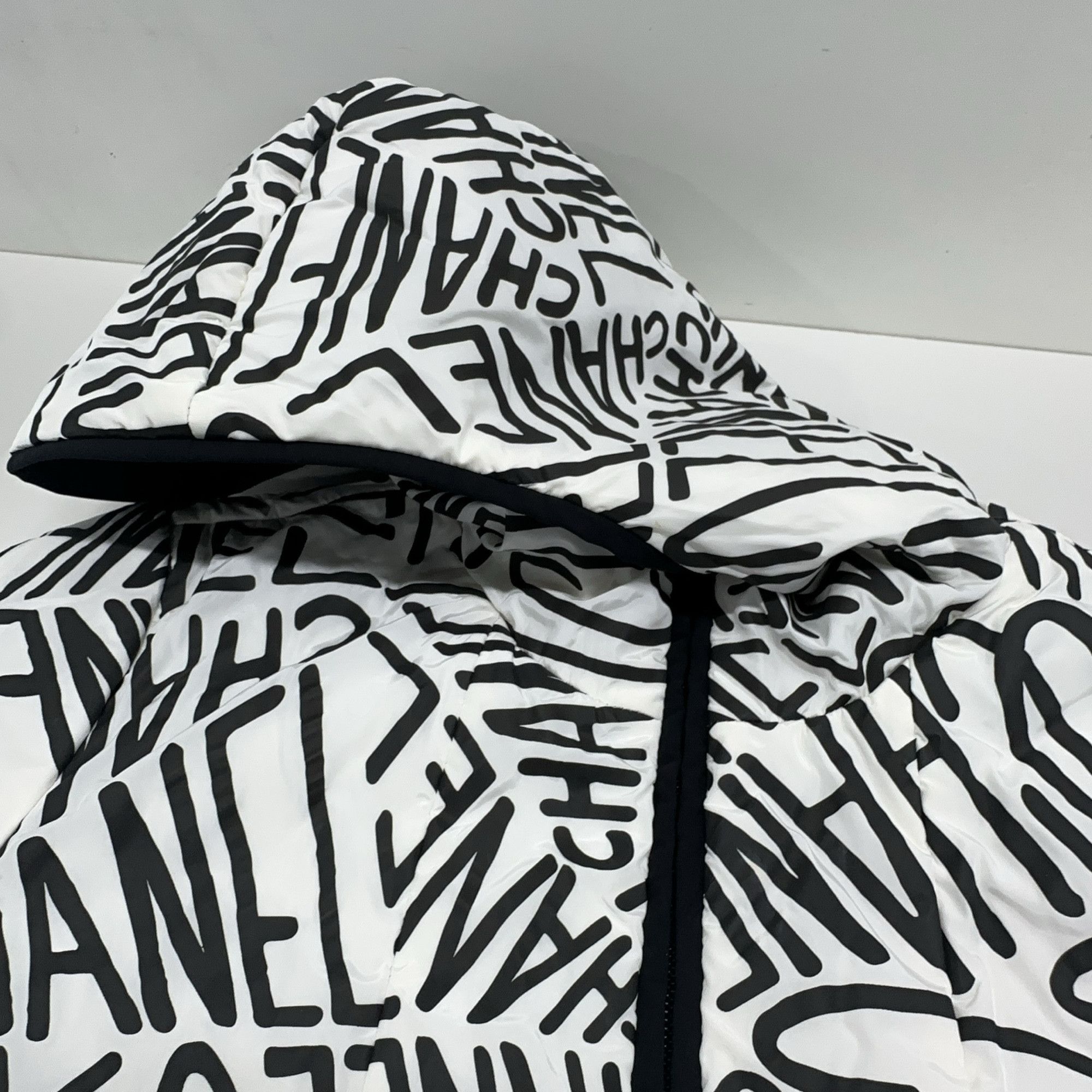 Chanel CHANEL Logo Print Reversible Jacket Size 34 Size XS / US 0-2 / IT 36-38 - 12 Thumbnail
