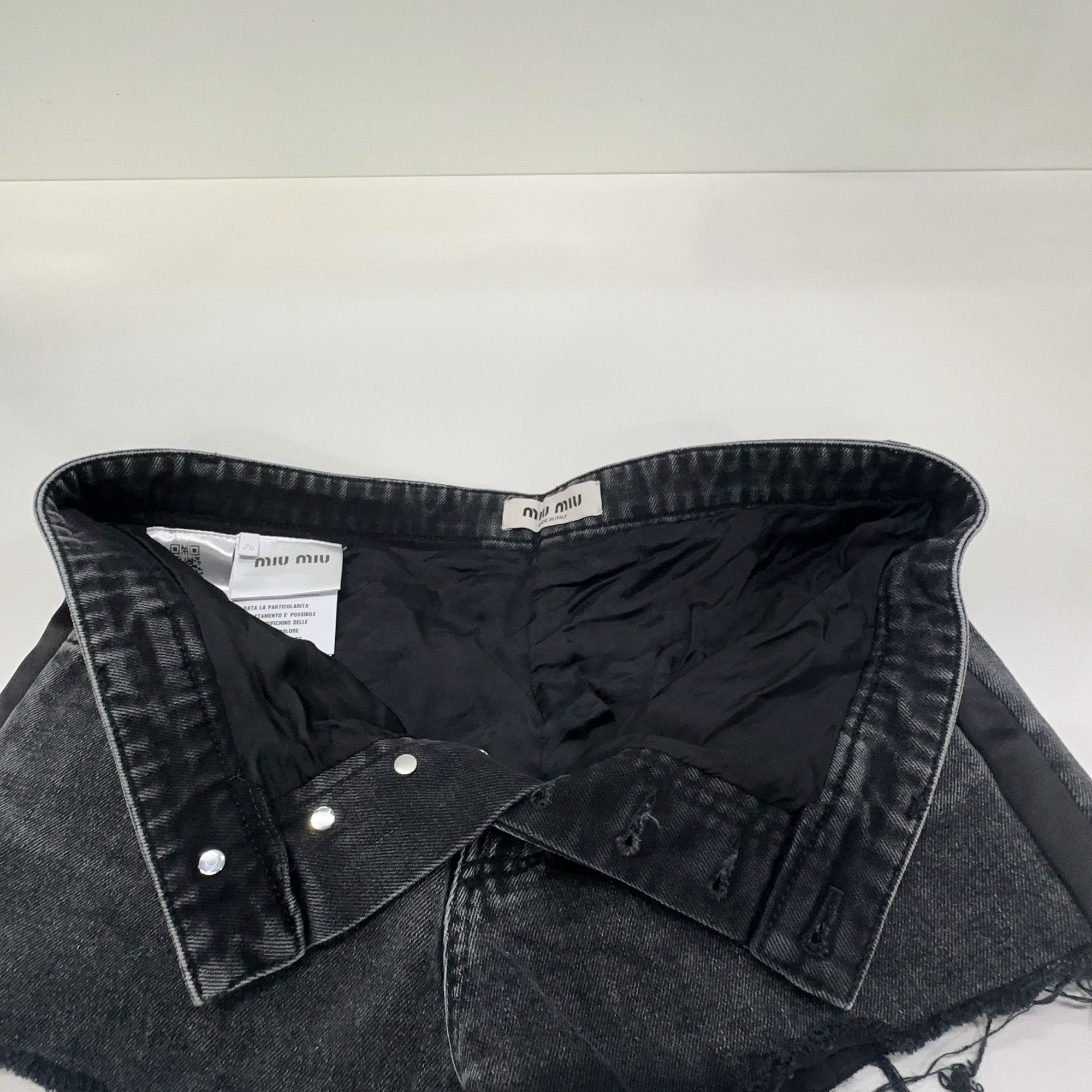 Miu Miu Miu Miu Frayed Denim Shorts Size 26 Size 26" / US 2 / IT 38 - 8 Thumbnail